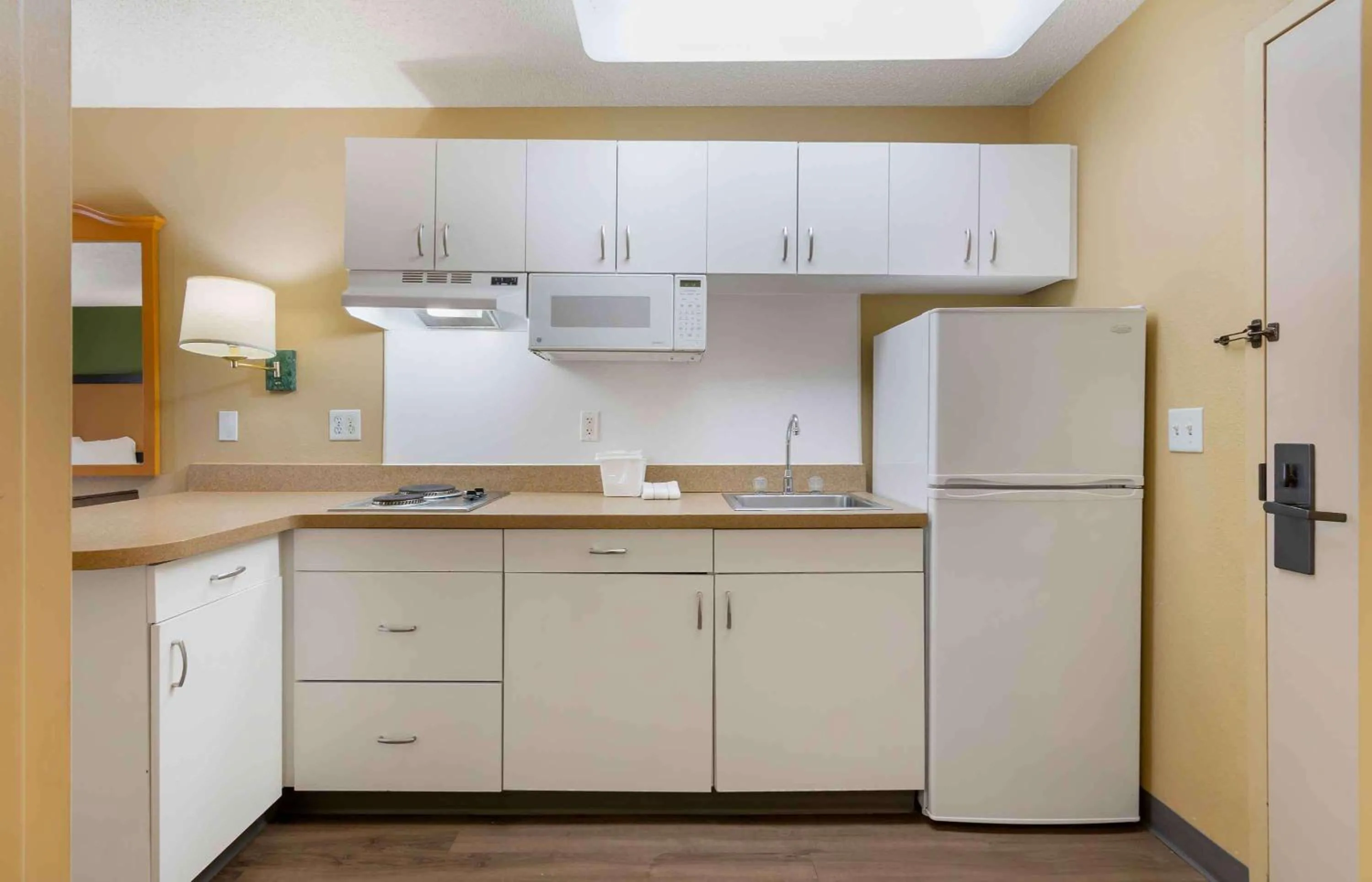 Kitchen or kitchenette in Extended Stay America Suites - Kansas City - Country Club Plaza