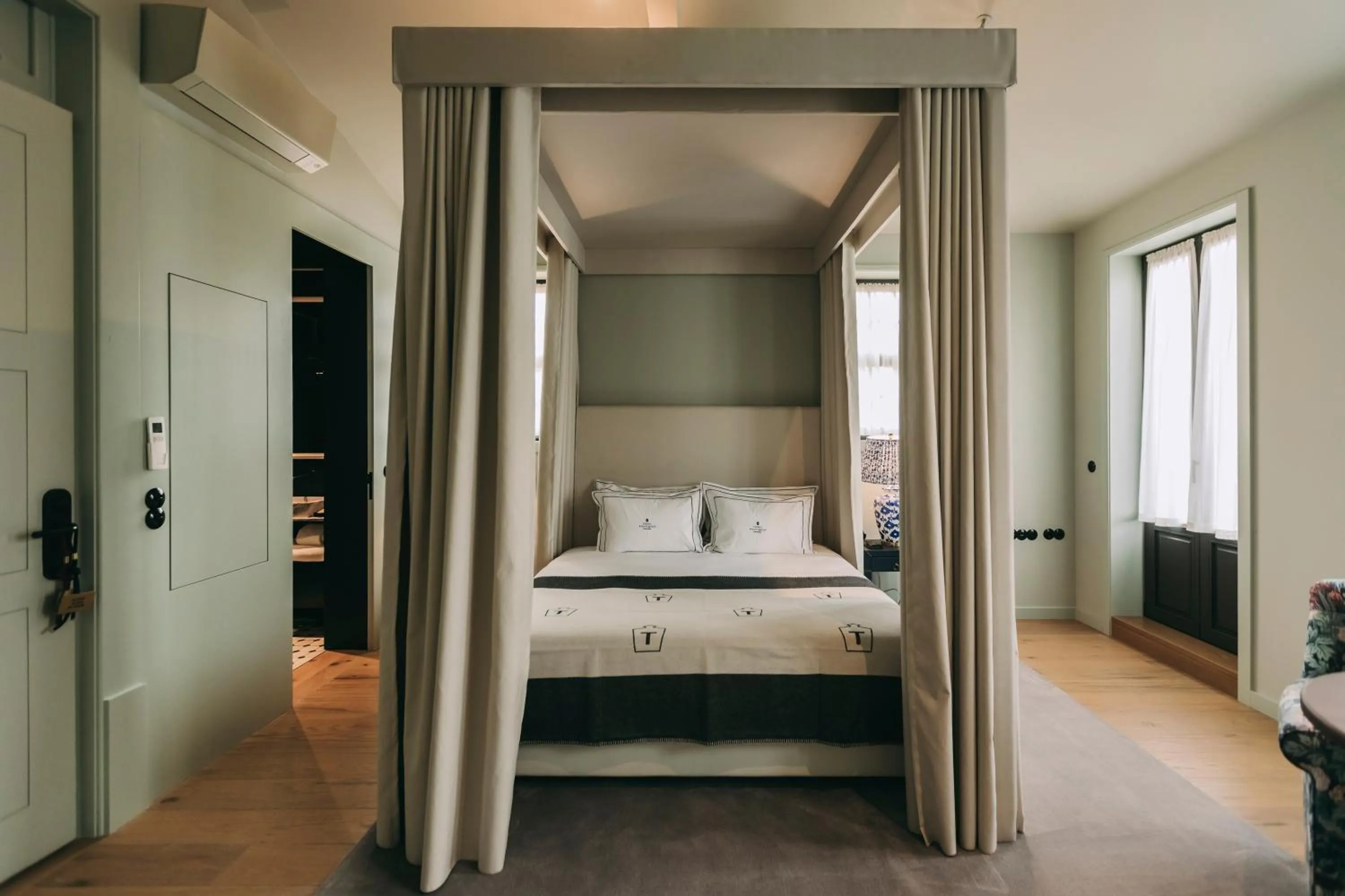 Photo of the whole room, Bed in Torel Palace Porto