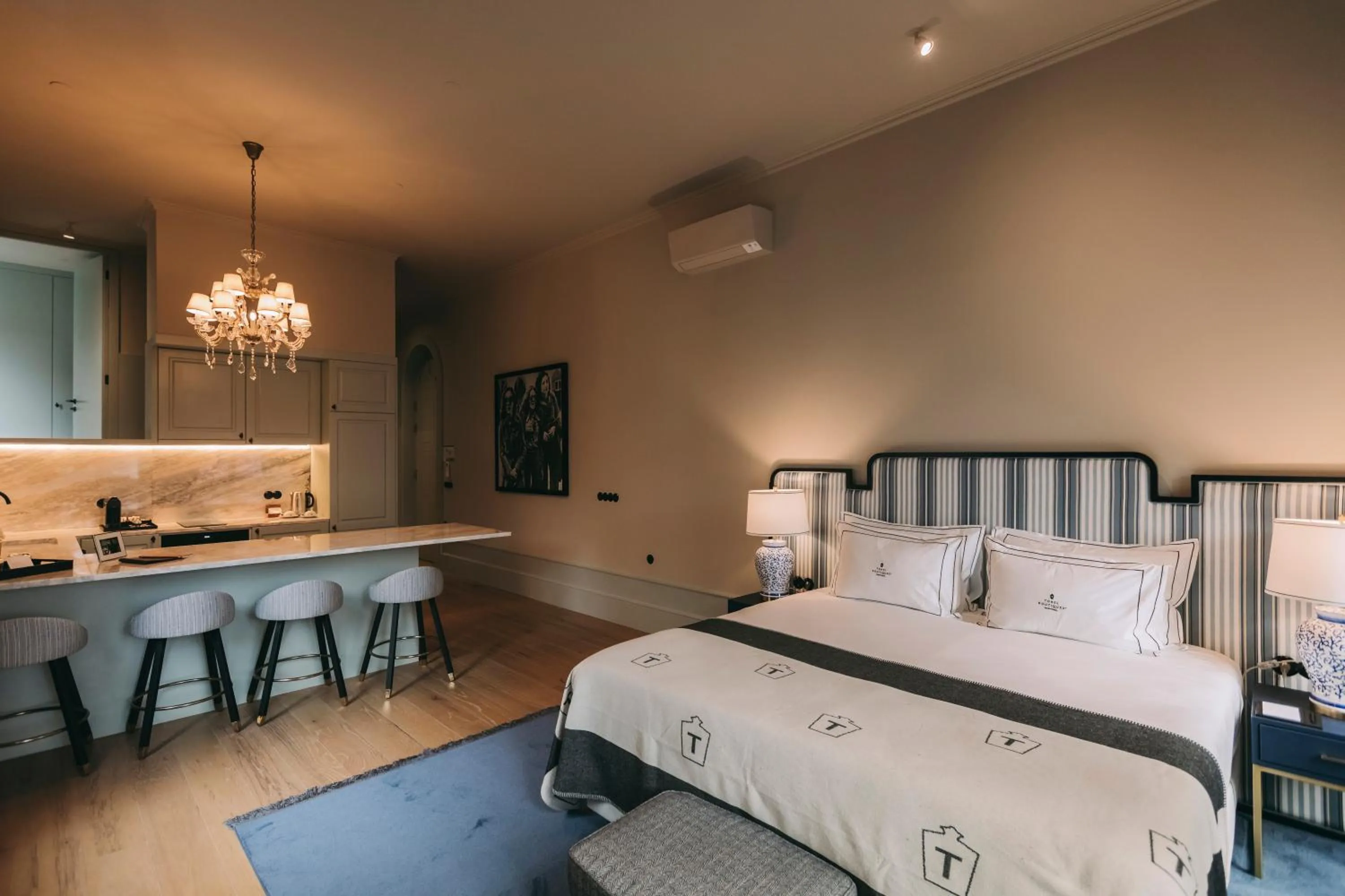 Photo of the whole room, Bed in Torel Palace Porto