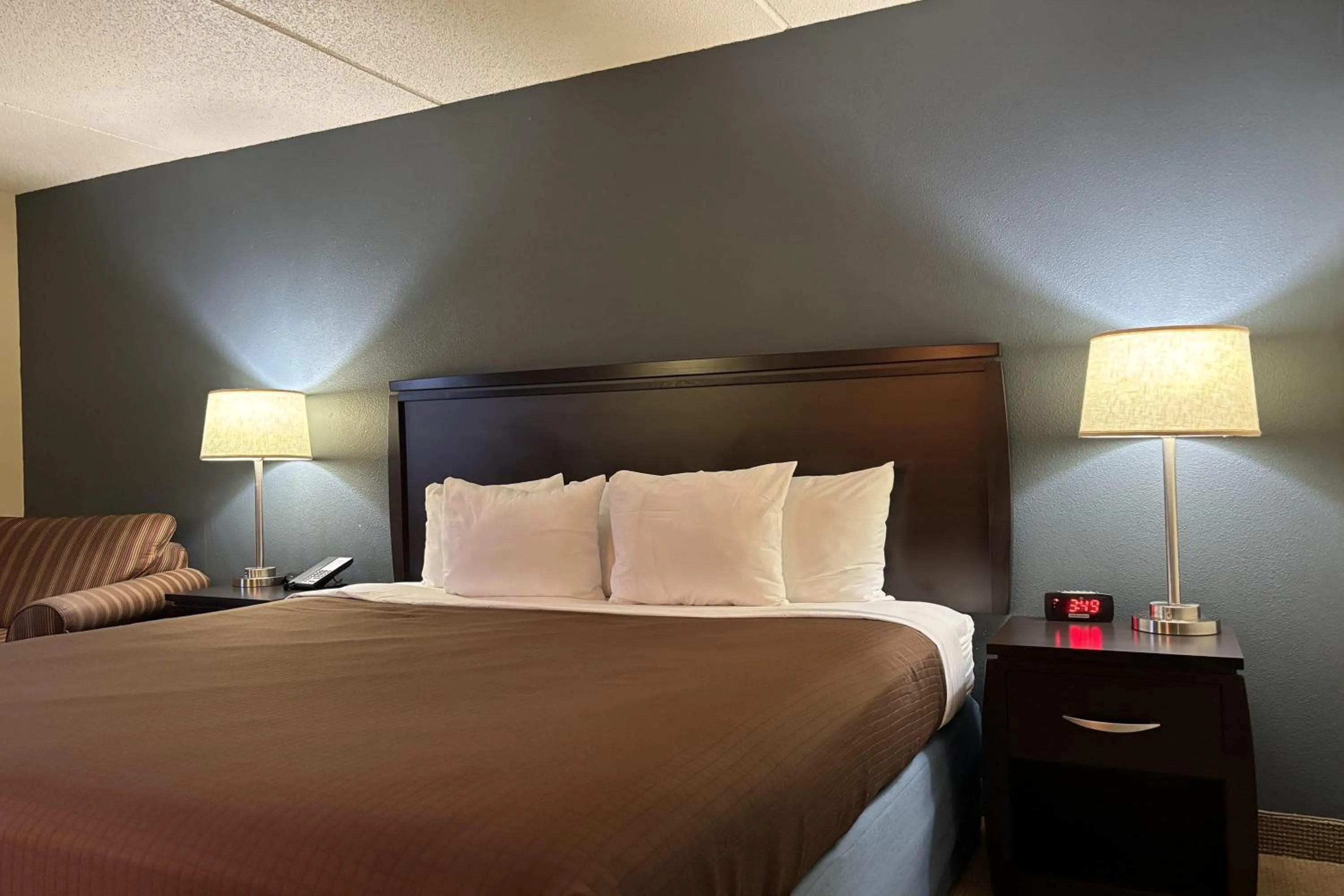 Photo of the whole room, Bed in AmericInn by Wyndham Monmouth