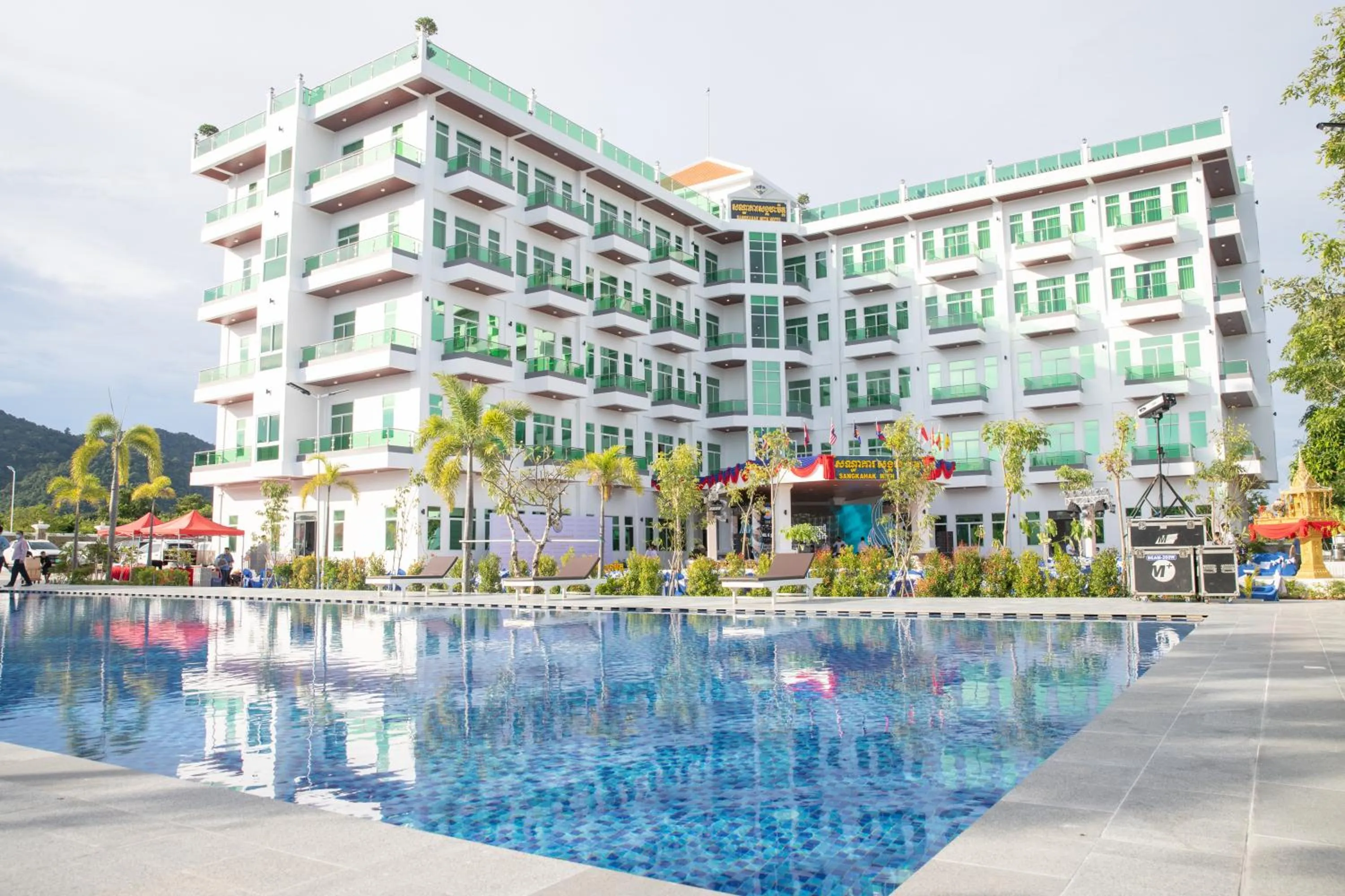 Swimming pool in Sangkahak Mith Hotel