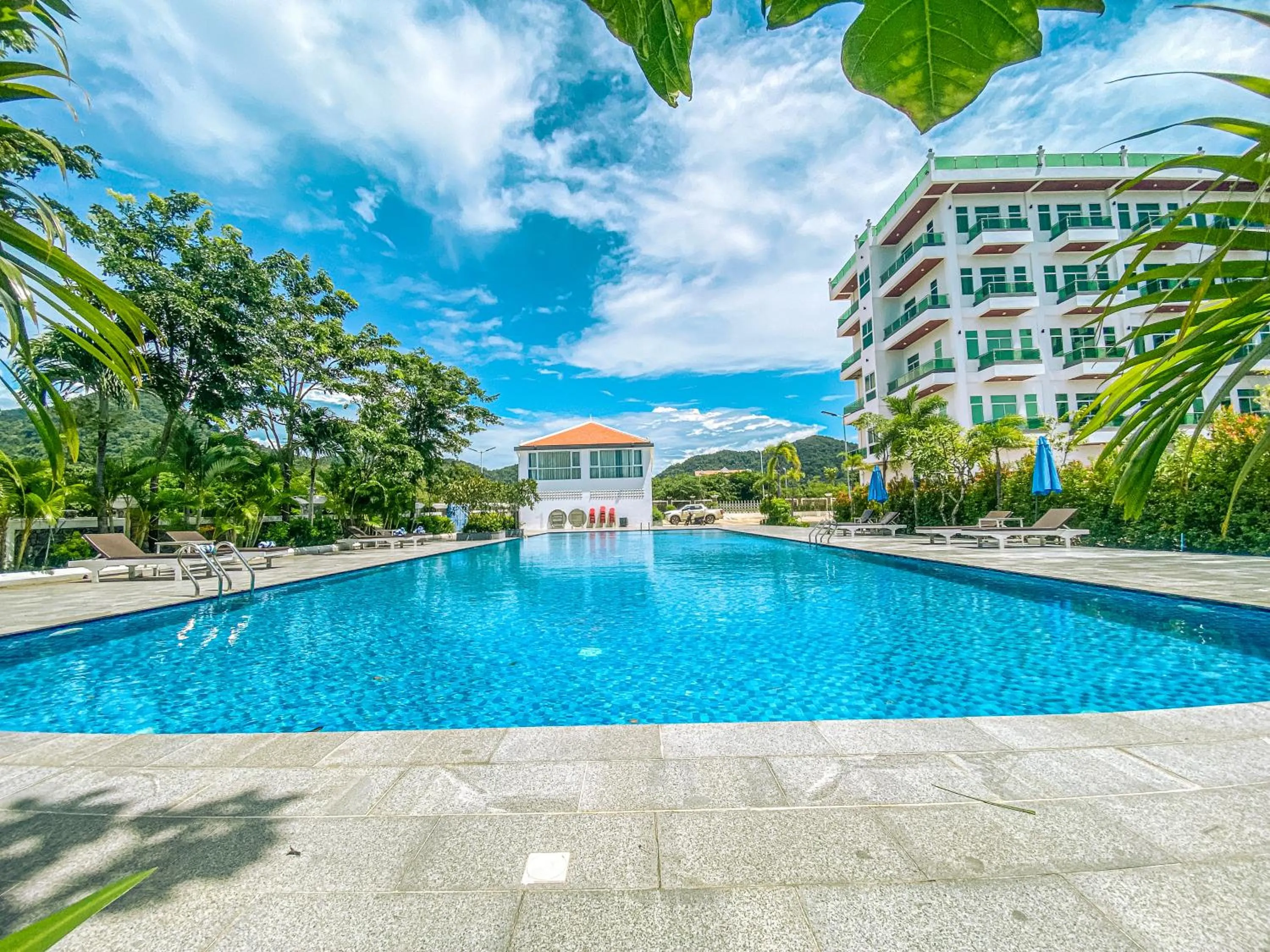 Swimming pool in Sangkahak Mith Hotel