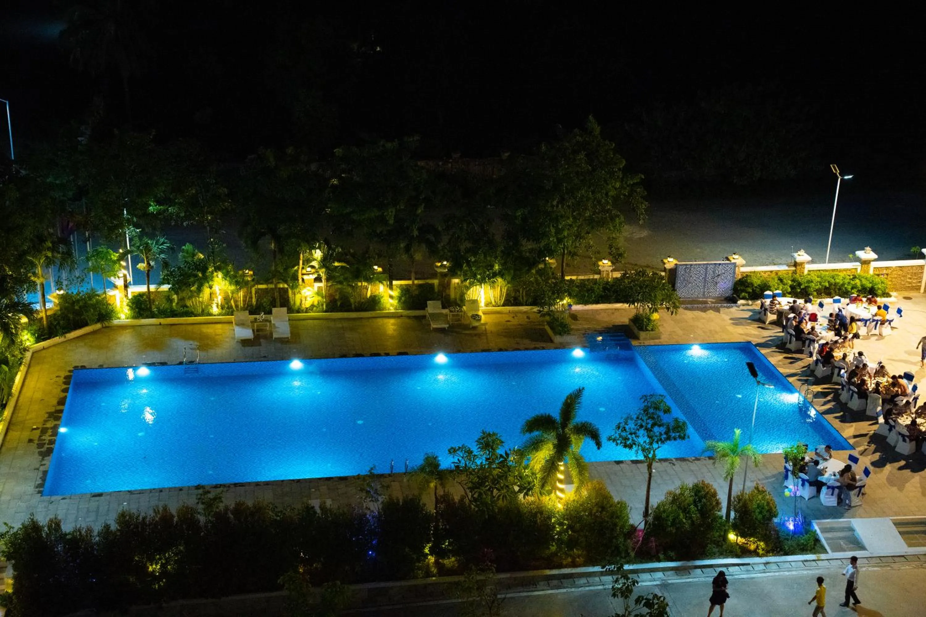 Swimming pool in Sangkahak Mith Hotel