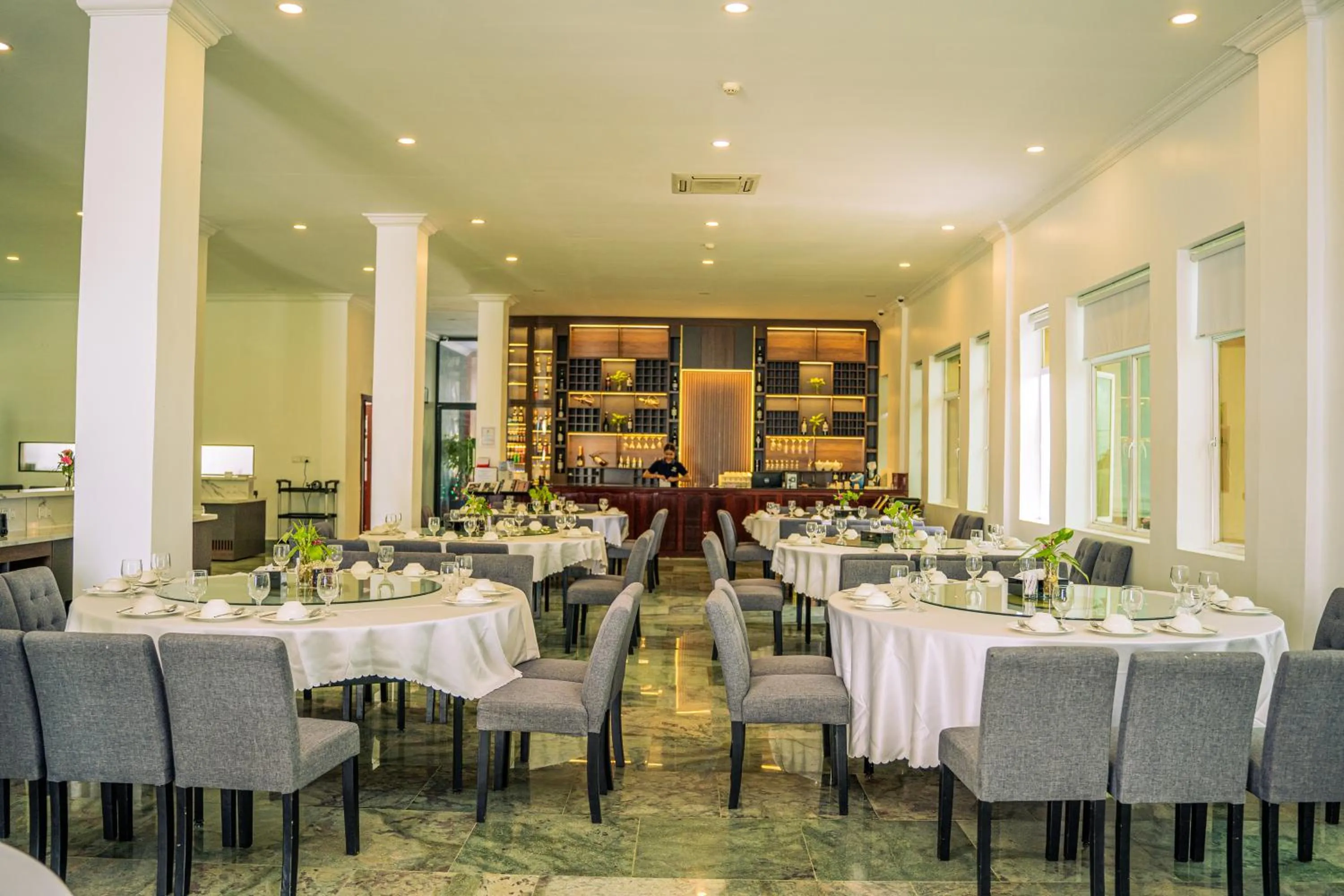 Restaurant/places to eat in Sangkahak Mith Hotel