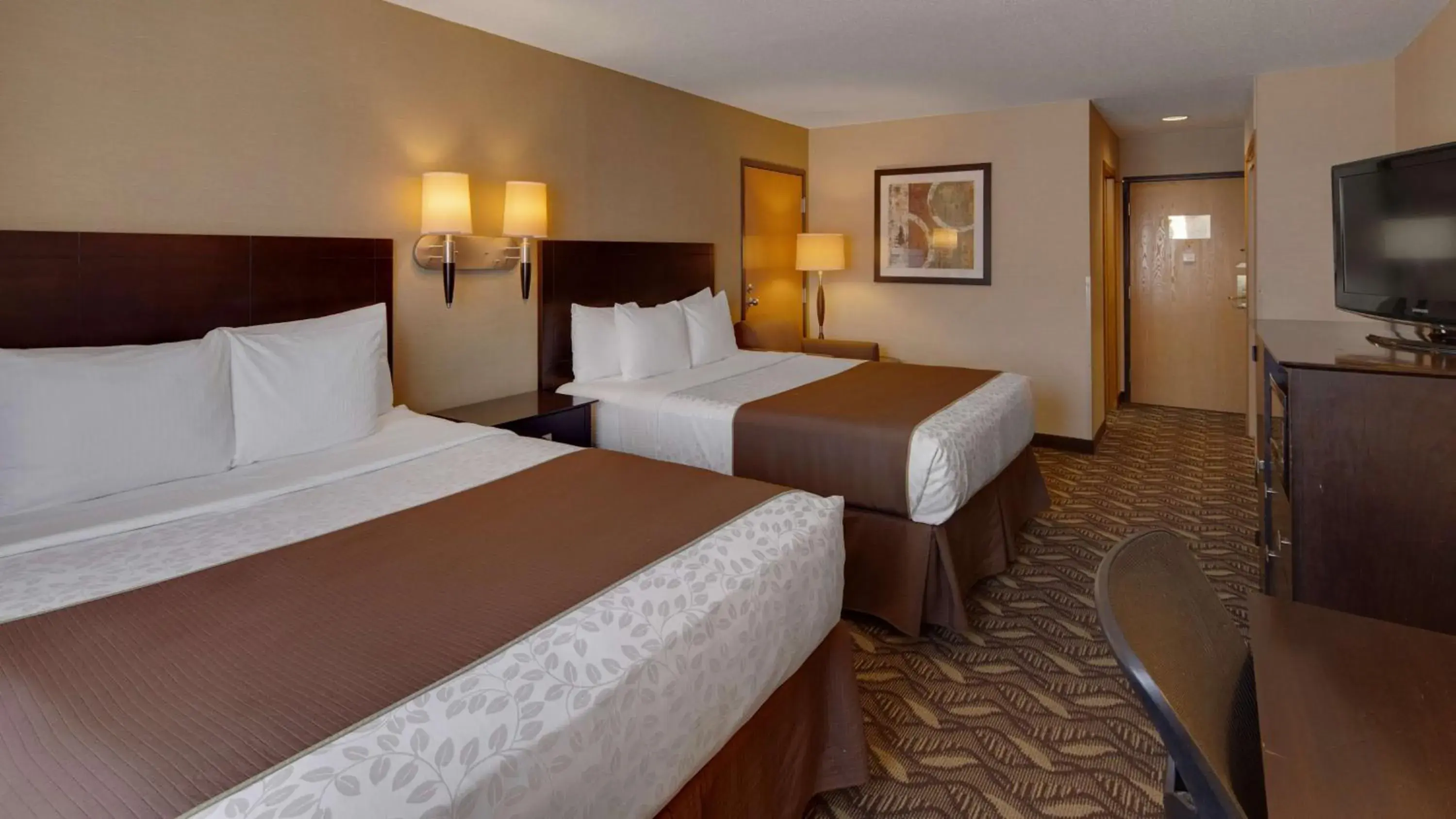 Queen Room with Two Queen Beds in Best Western Pontiac Inn Queen Room with Two Queen Beds in Best Western Pontiac Inn