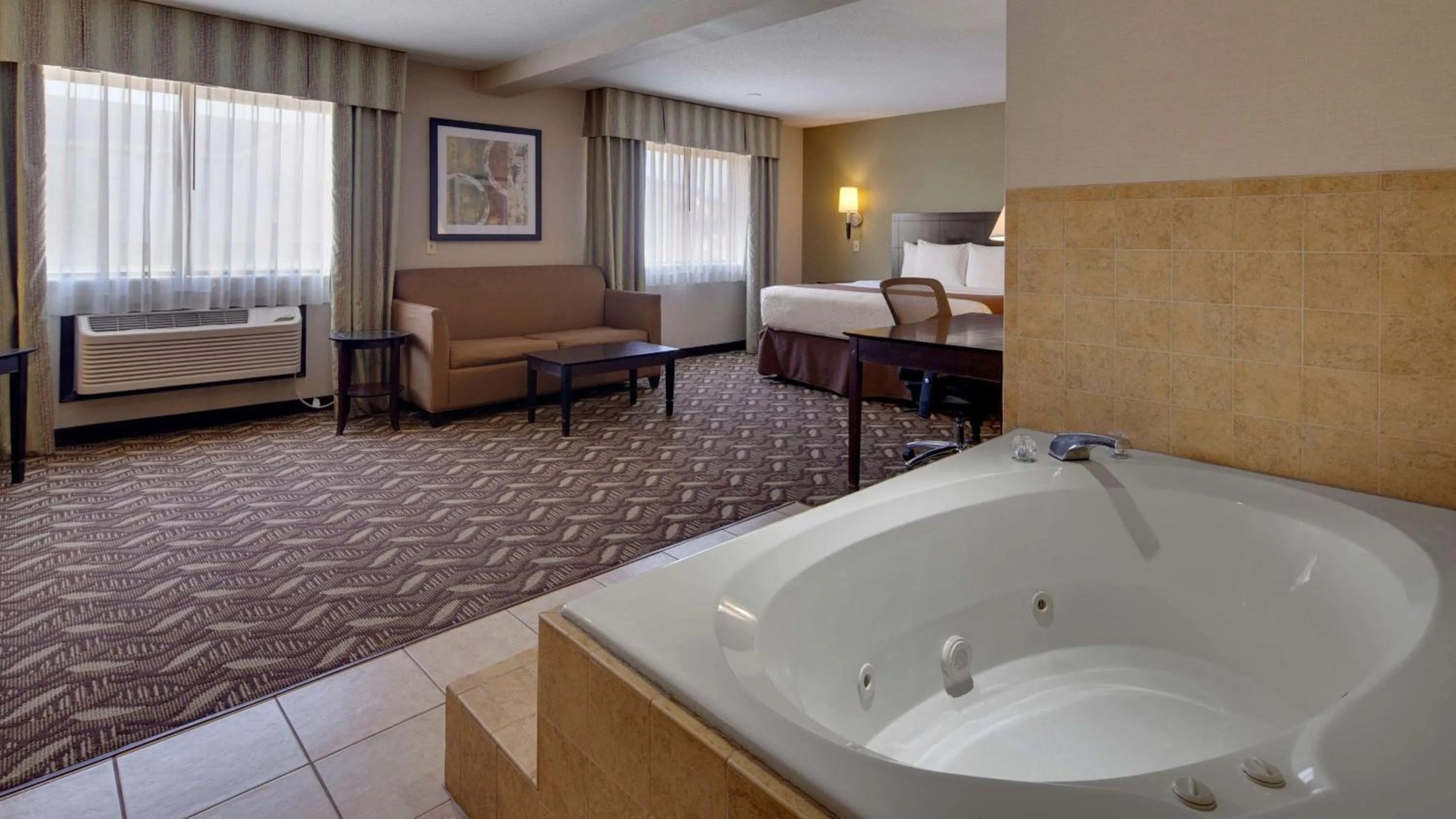 Photo of the whole room, Bed in Best Western Pontiac Inn