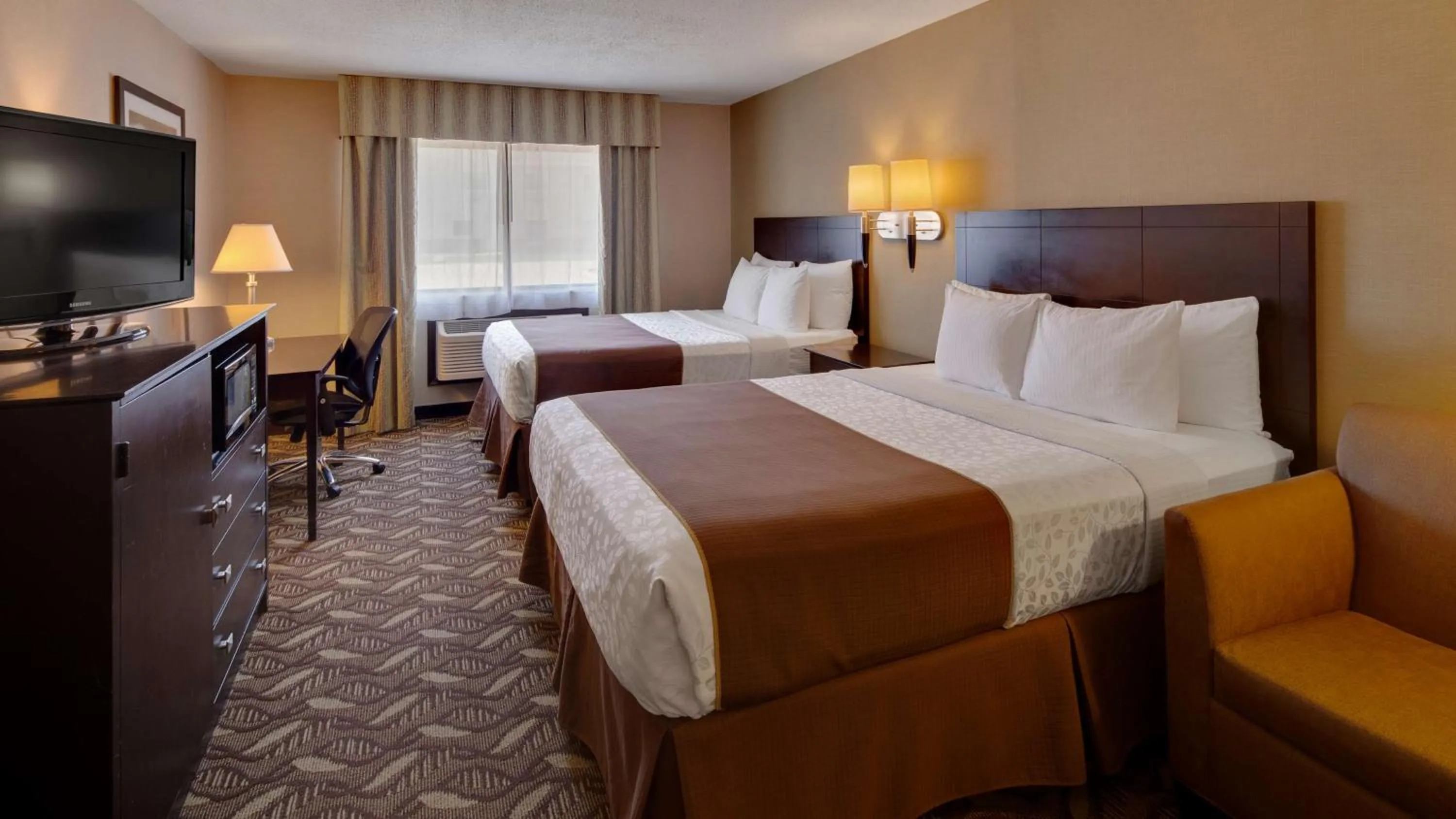 Photo of the whole room, Bed in Best Western Pontiac Inn