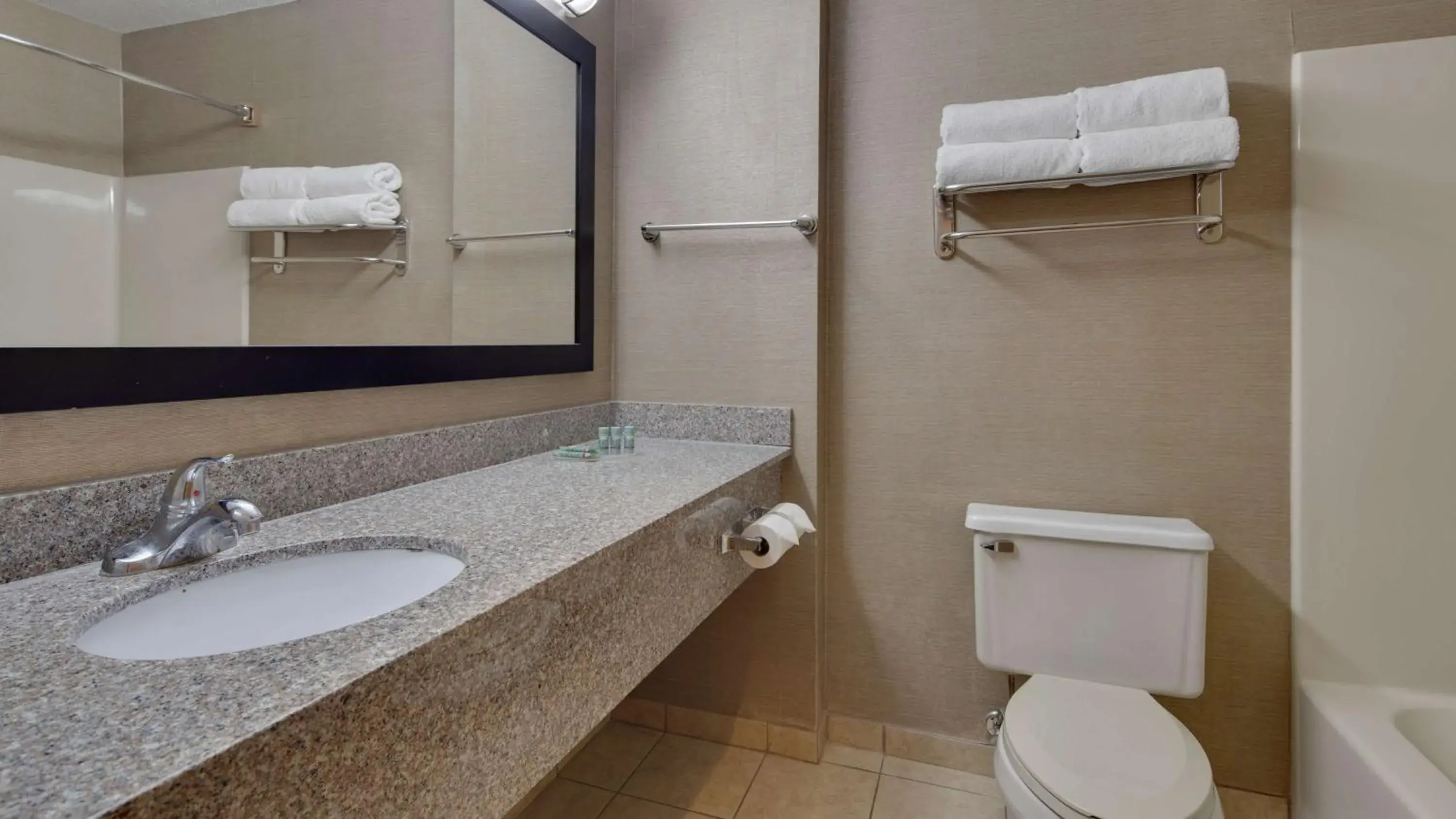 Queen Room with Two Queen Beds and Spa Bath in Best Western Pontiac Inn Queen Room with Two Queen Beds and Spa Bath in Best Western Pontiac Inn