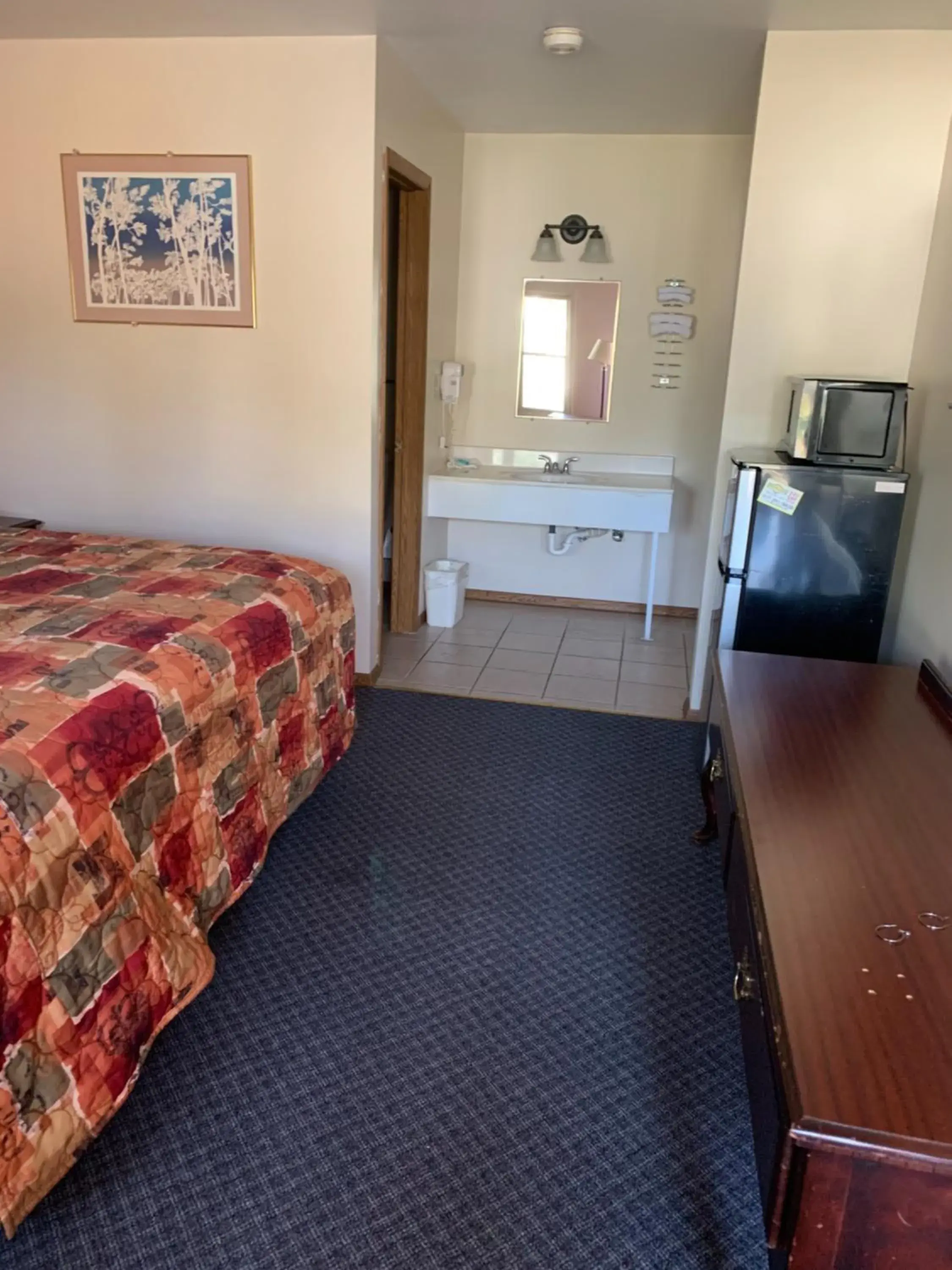 Queen Room with Two Queen Beds - single occupancy in Foster Inn Monticello Queen Room with Two Queen Beds - single occupancy in Foster Inn Monticello