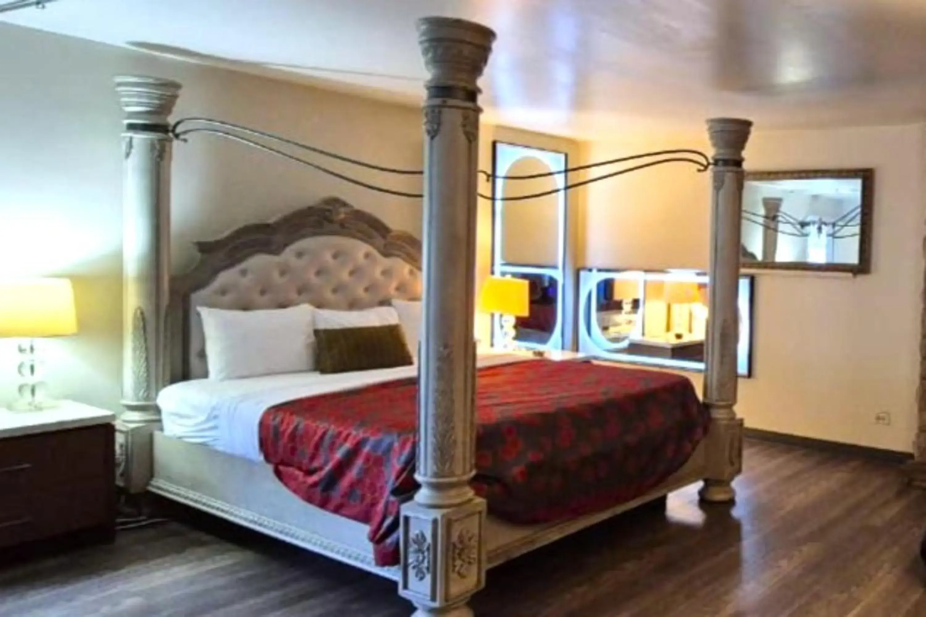 Jacuzzi Suite King Room with Roman Bed in Capital O Elite Inn & Suites South Holland I 94 Jacuzzi Suite King Room with Roman Bed in Capital O Elite Inn & Suites South Holland I 94