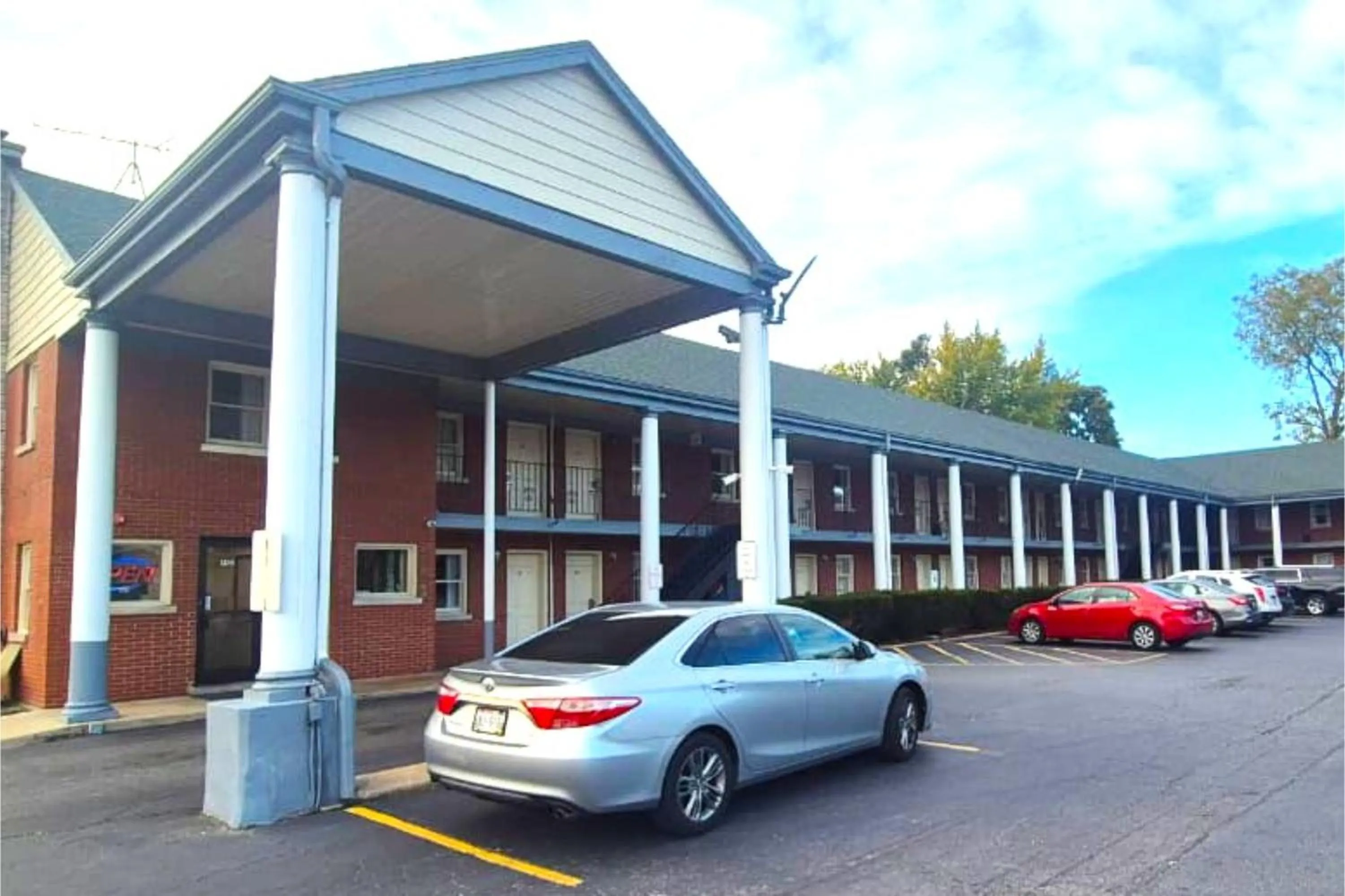 Parking in Capital O Elite Inn & Suites South Holland I 94