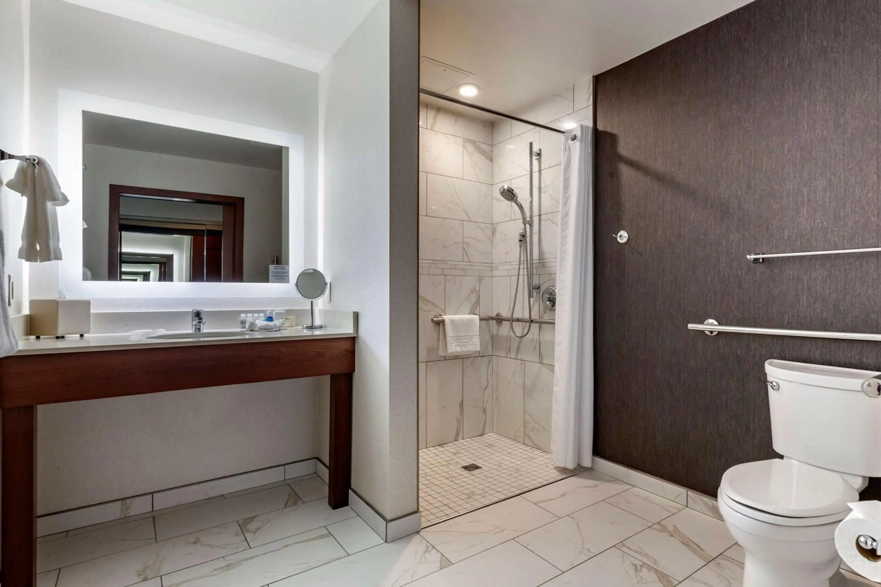 Shower in Best Western Premier Park Hotel