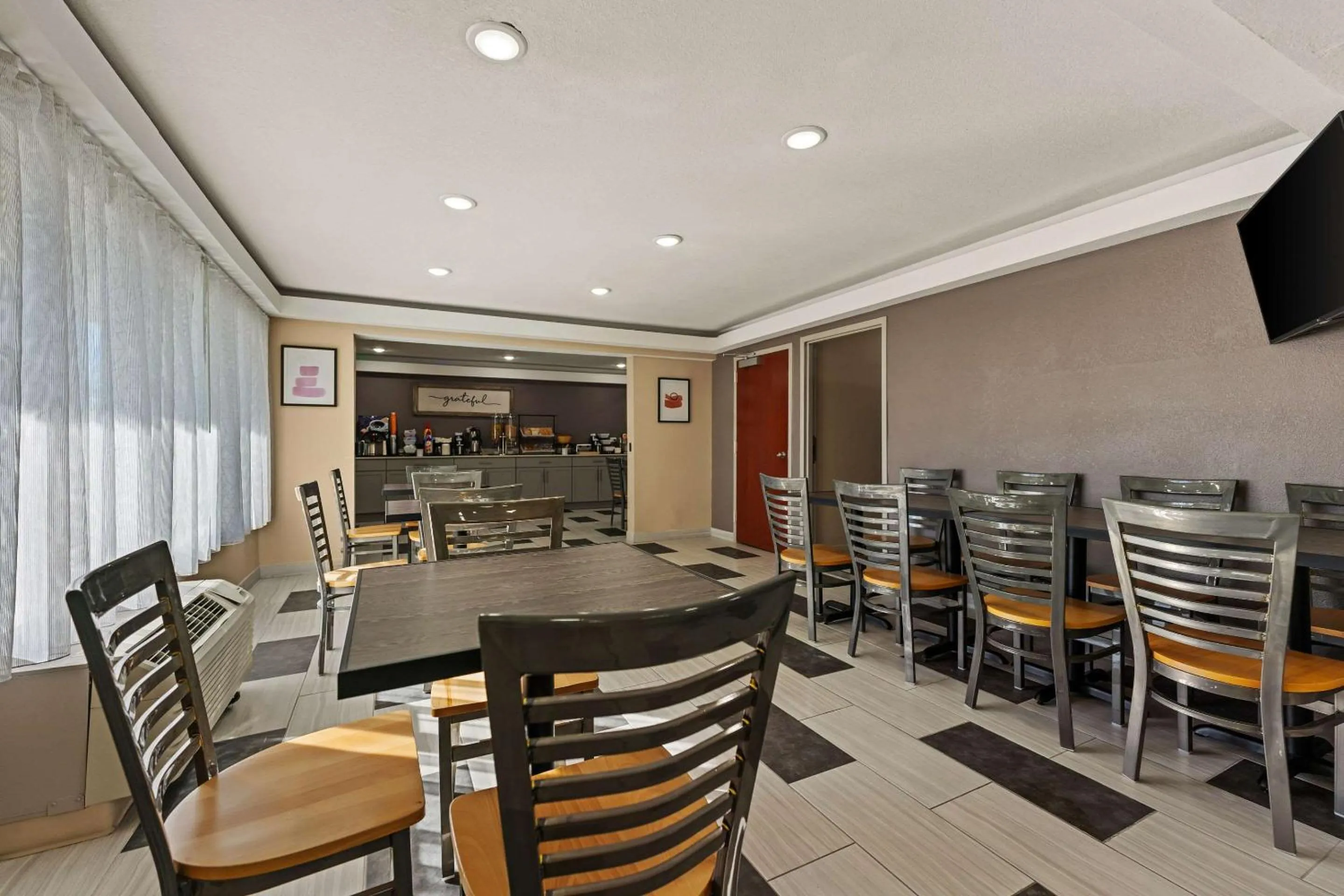 Breakfast in SureStay Hotel by Best Western Rockford East