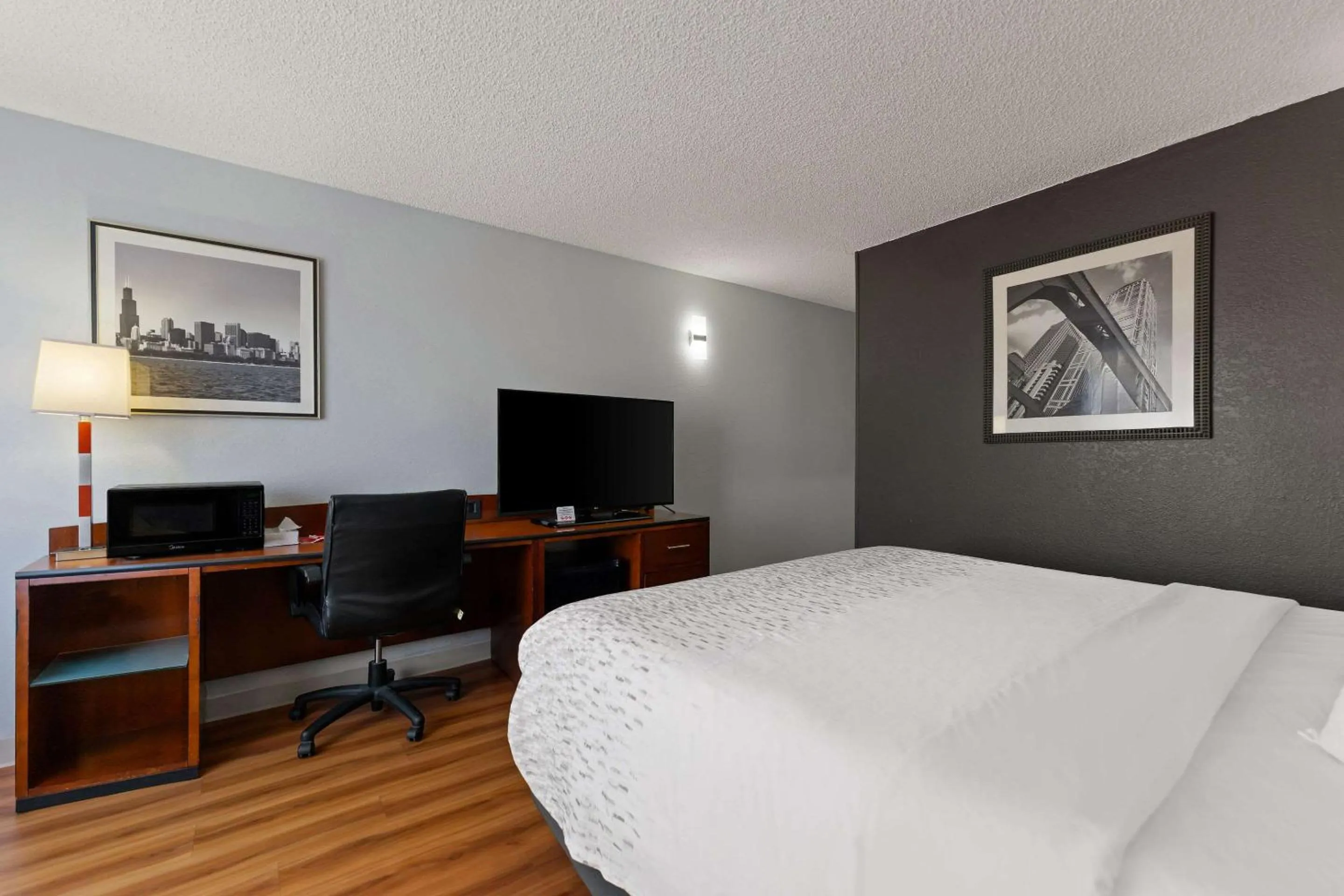 Bedroom, Bed in SureStay Hotel by Best Western Rockford East