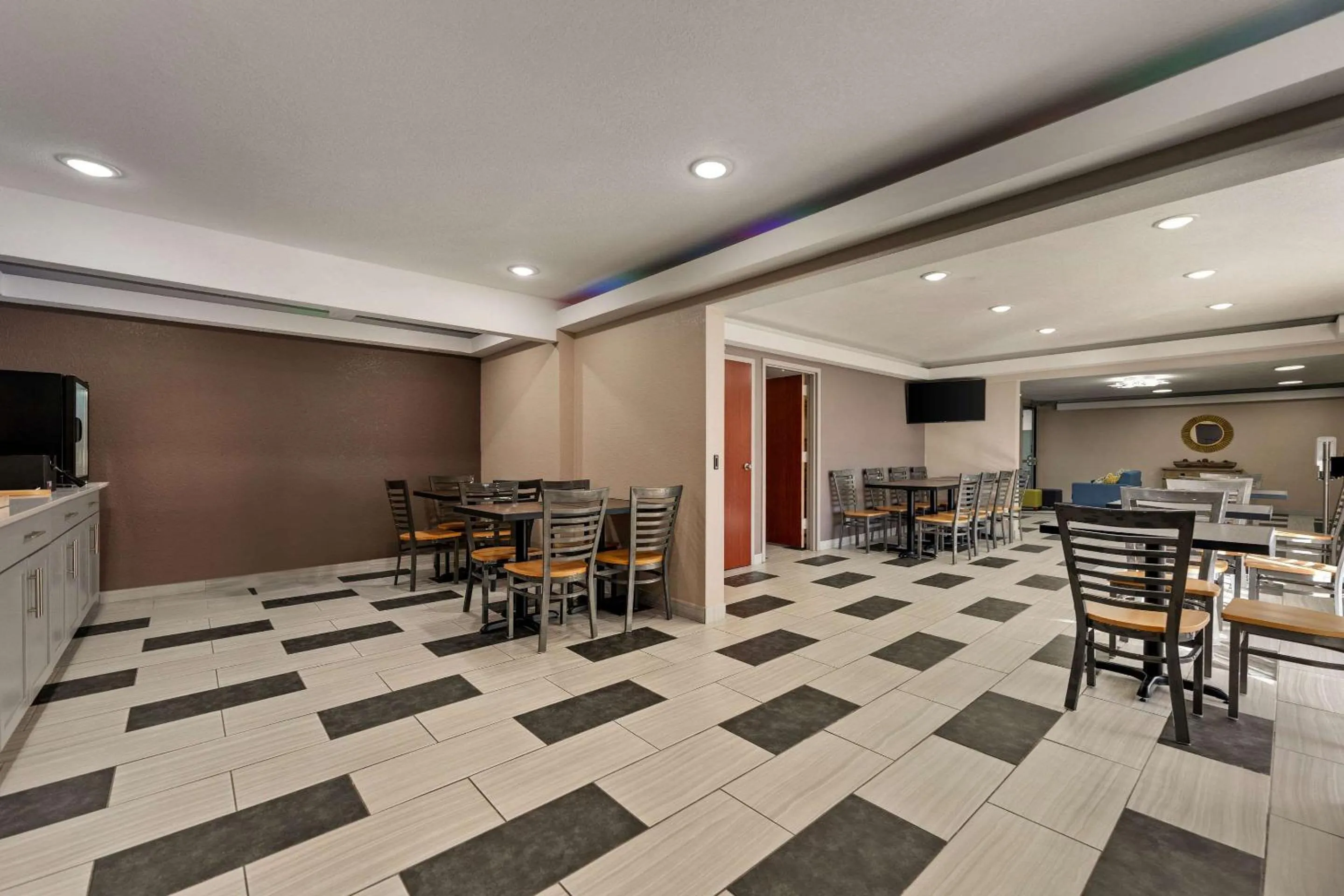 Breakfast in SureStay Hotel by Best Western Rockford East