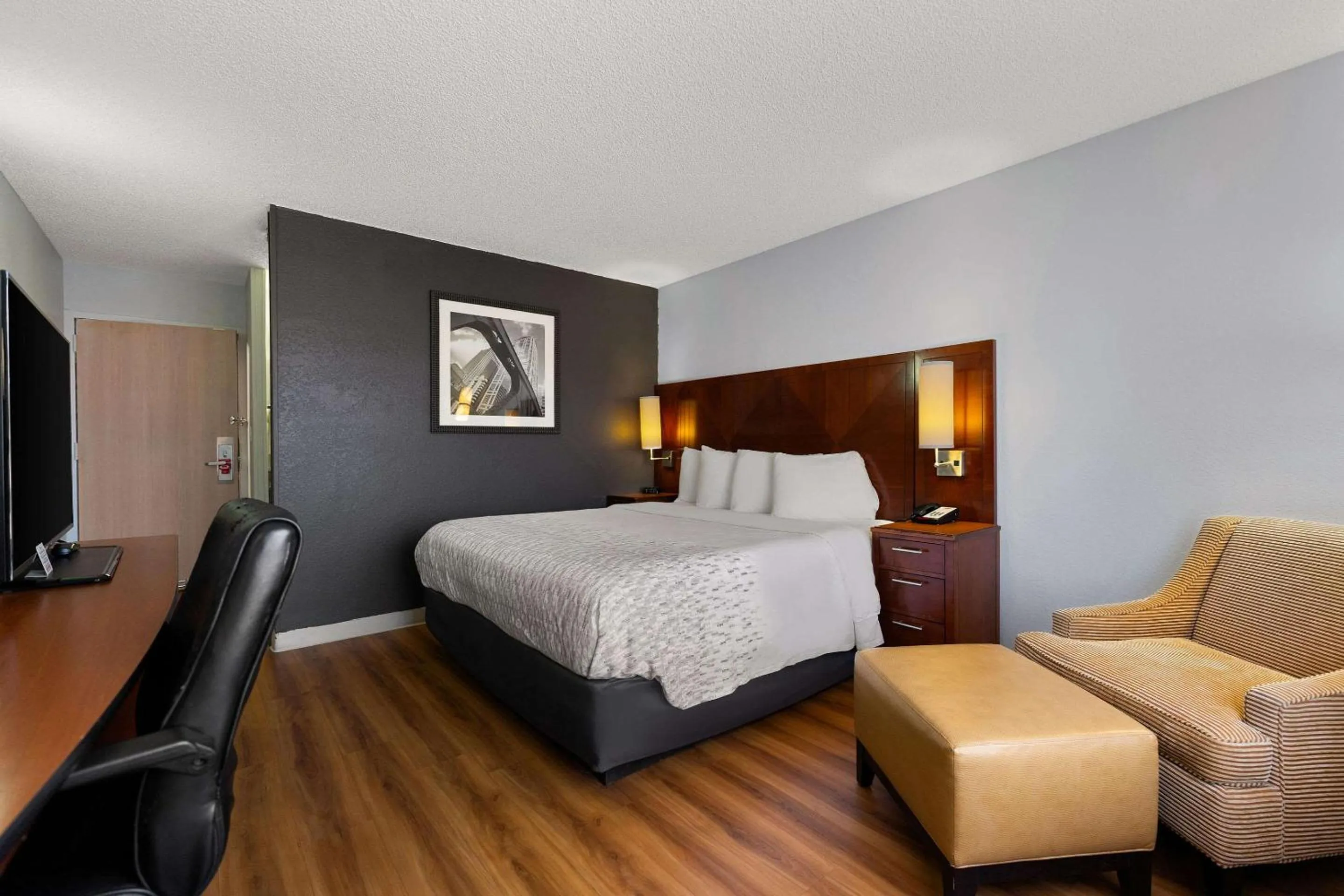 Bedroom, Bed in SureStay Hotel by Best Western Rockford East
