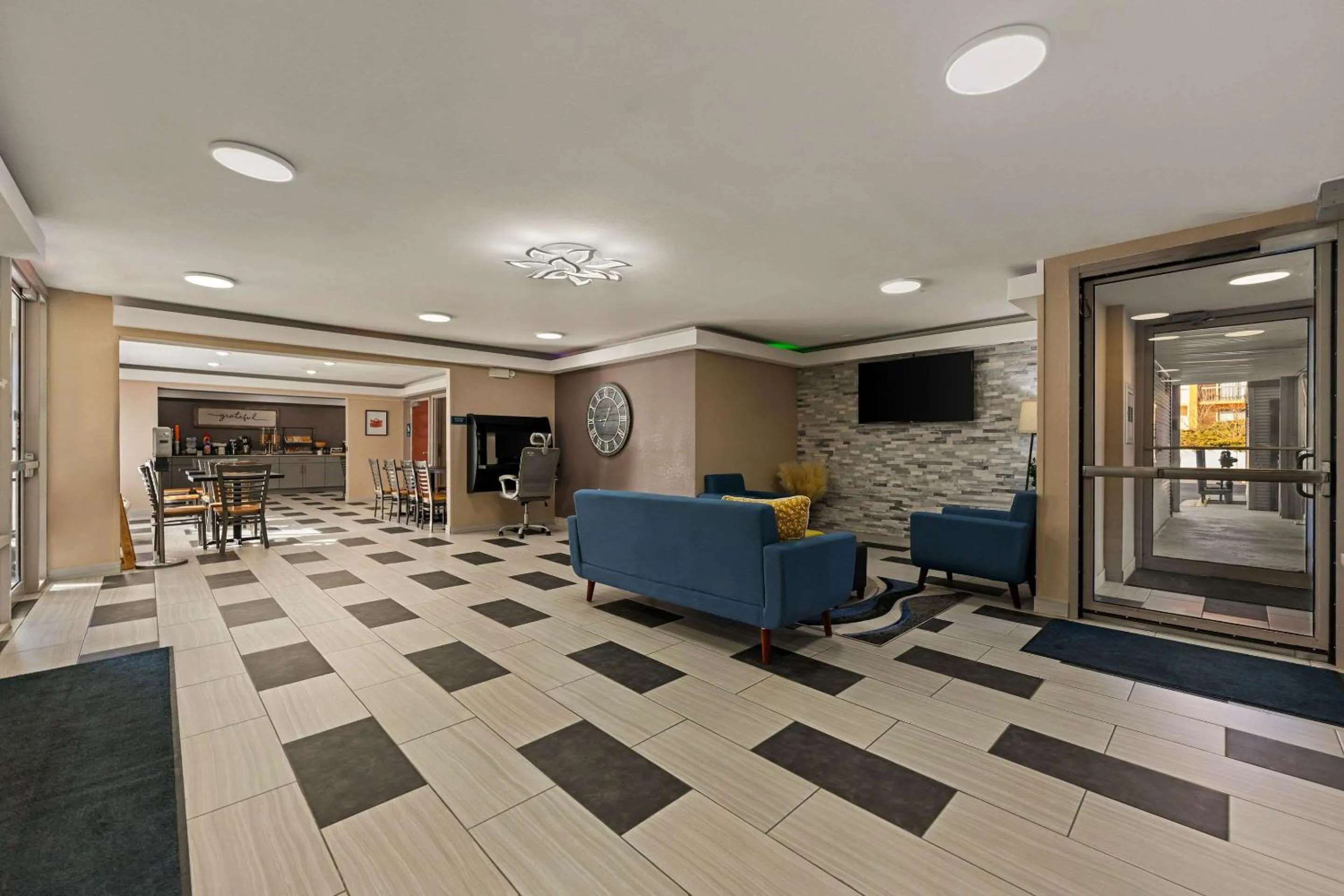 Lobby or reception in SureStay Hotel by Best Western Rockford East