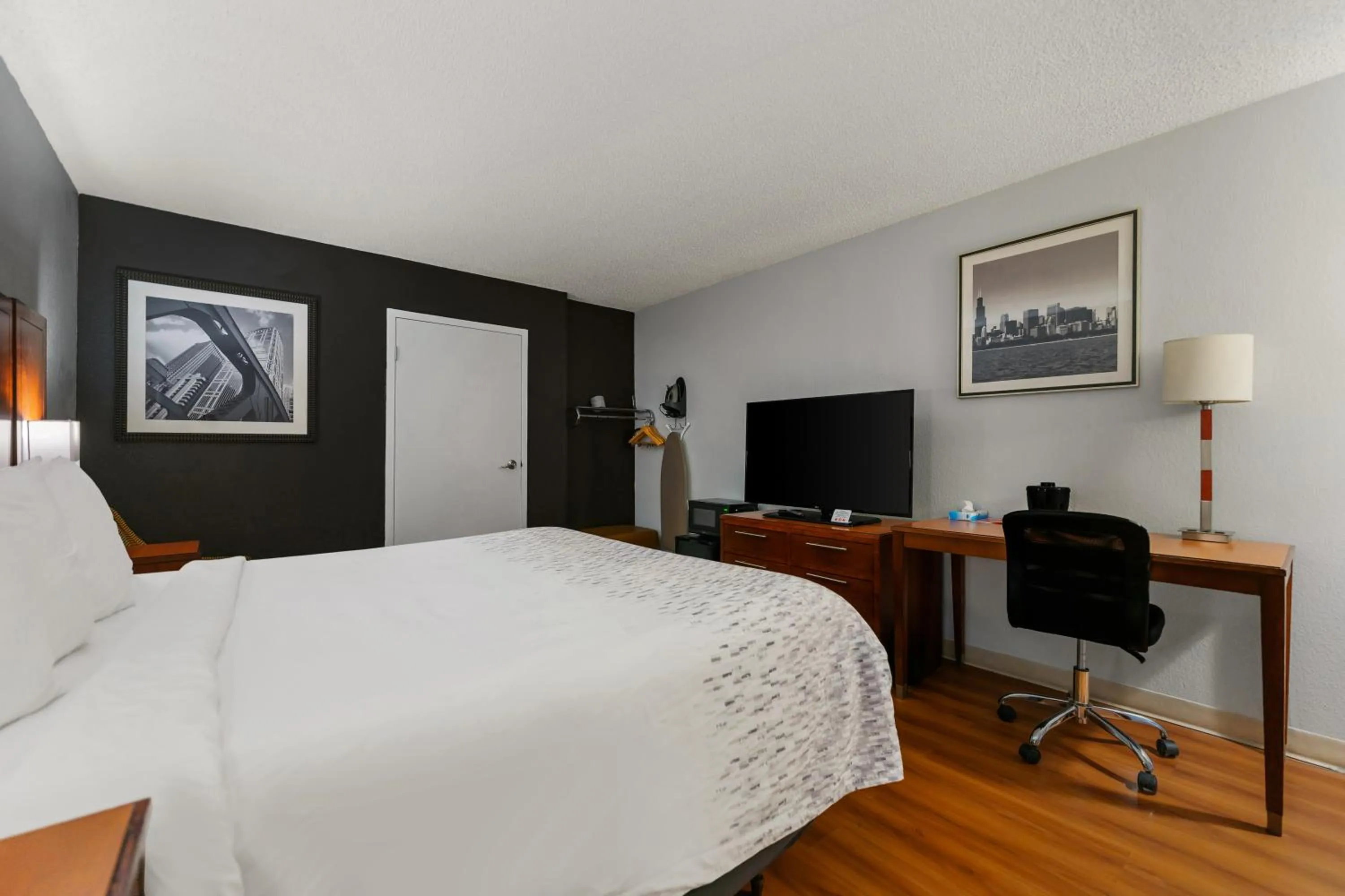 Bedroom, Bed in SureStay Hotel by Best Western Rockford East