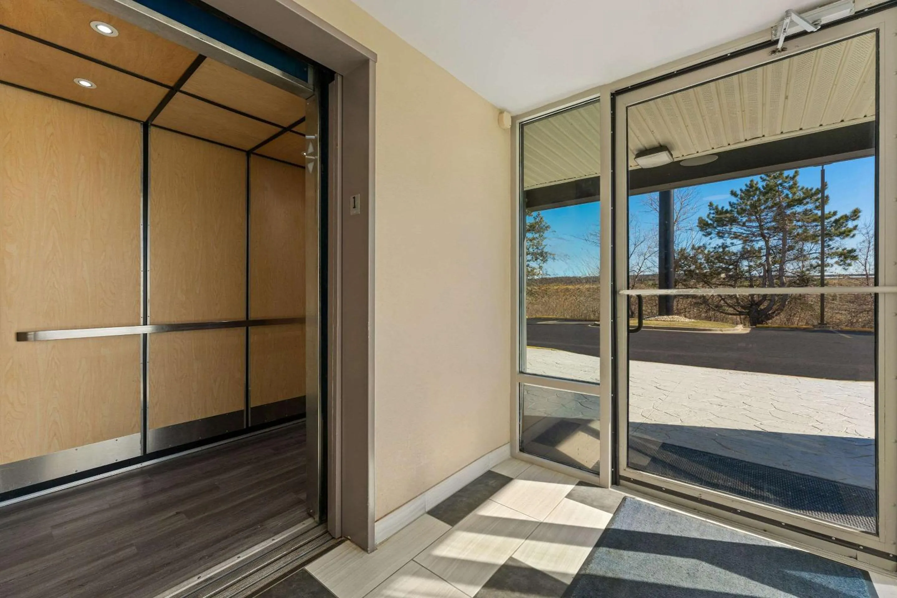 Other, Bed in SureStay Hotel by Best Western Rockford East