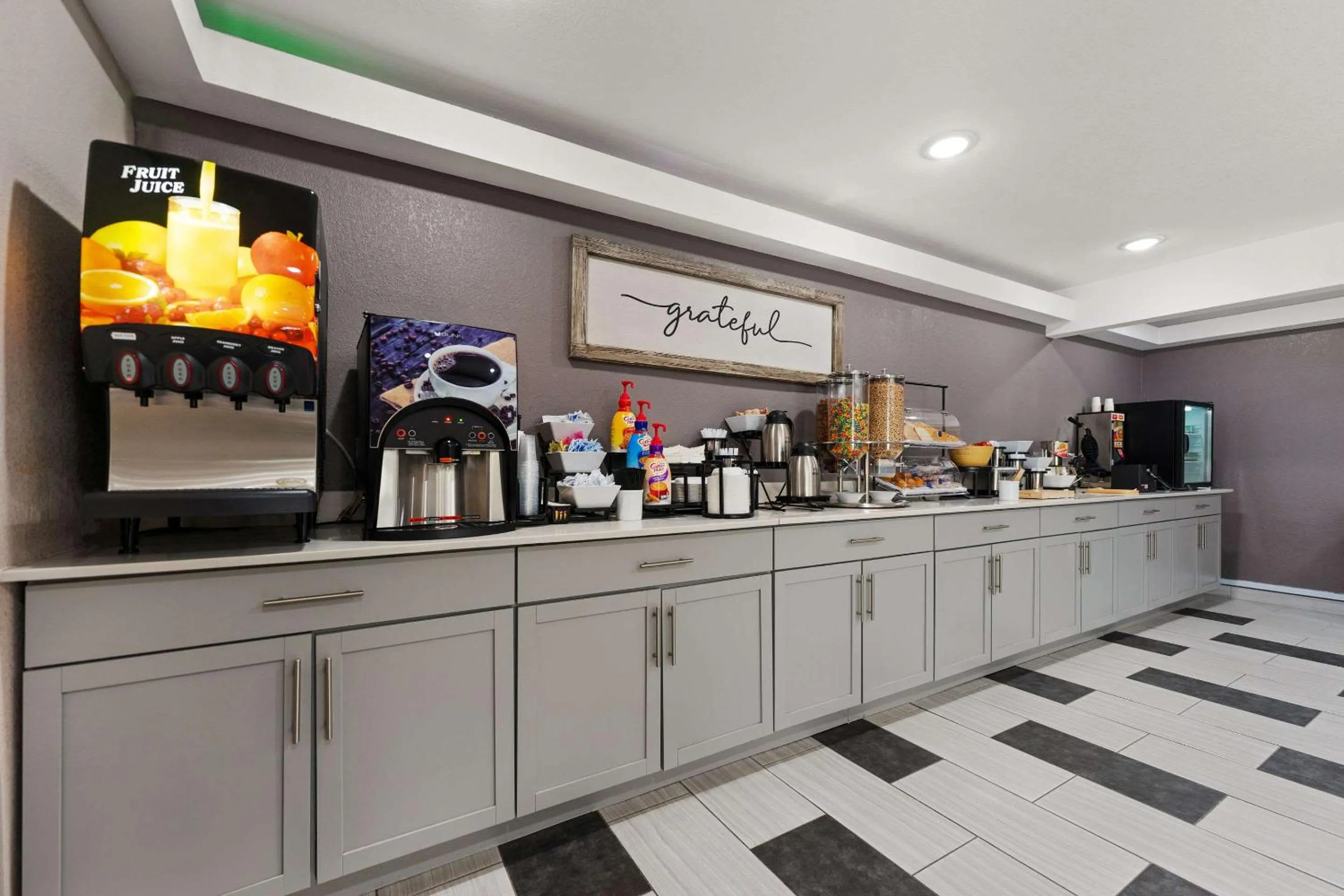 Breakfast in SureStay Hotel by Best Western Rockford East