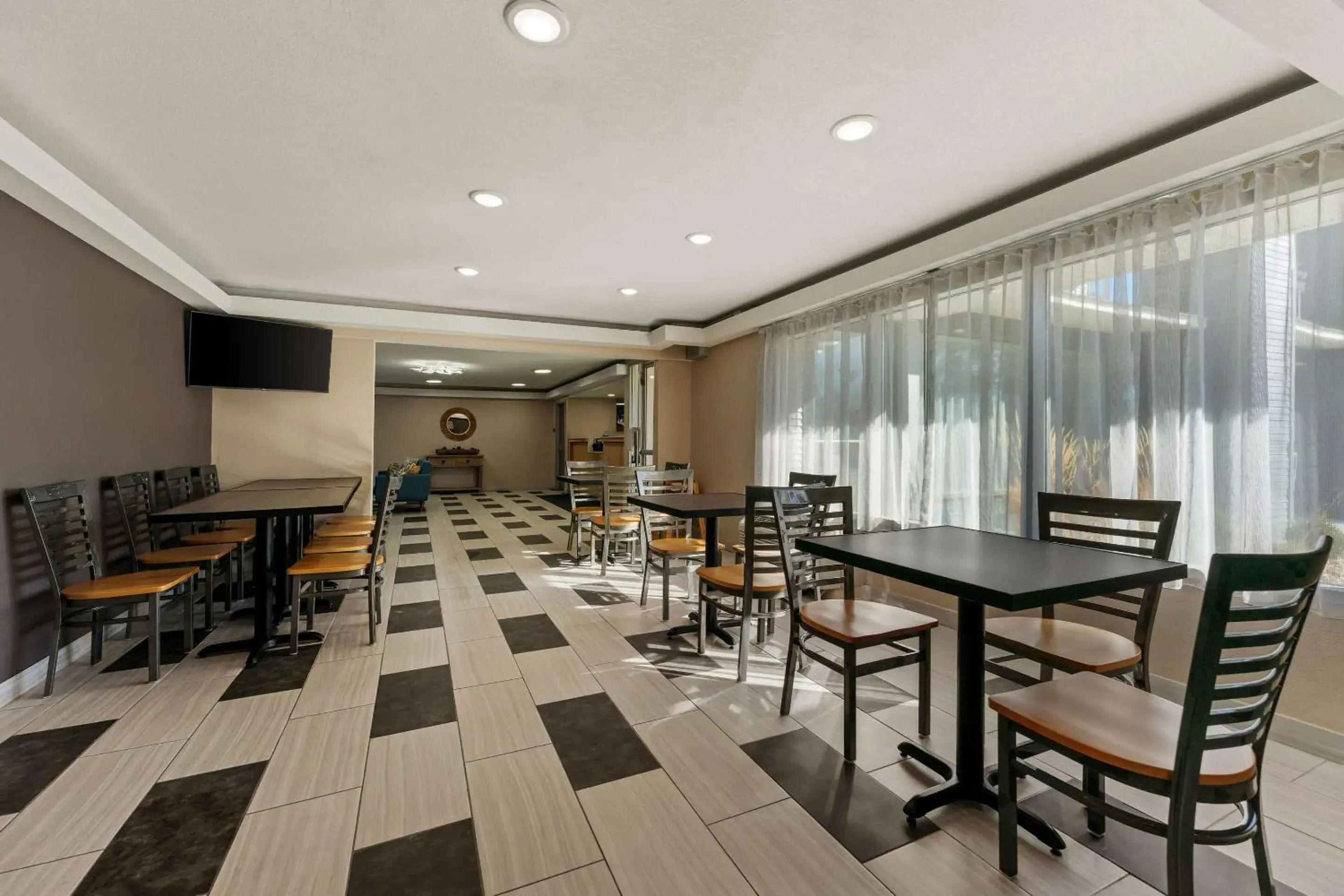 Breakfast in SureStay Hotel by Best Western Rockford East Breakfast in SureStay Hotel by Best Western Rockford East