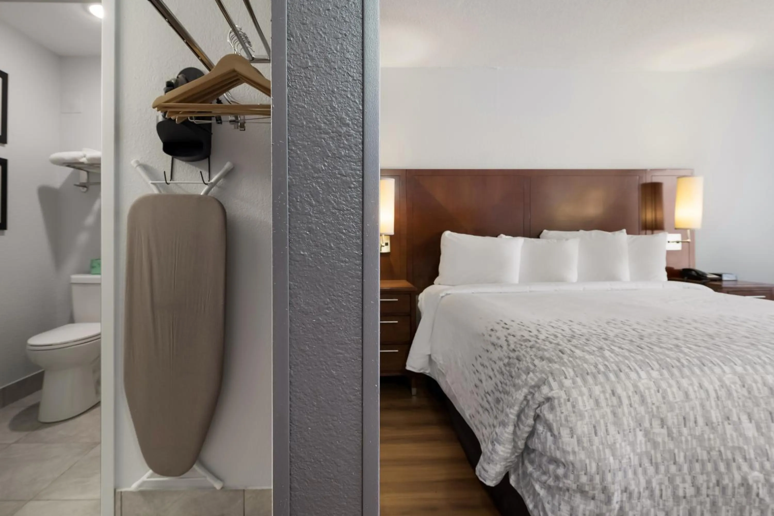 Bedroom, Bed in SureStay Hotel by Best Western Rockford East