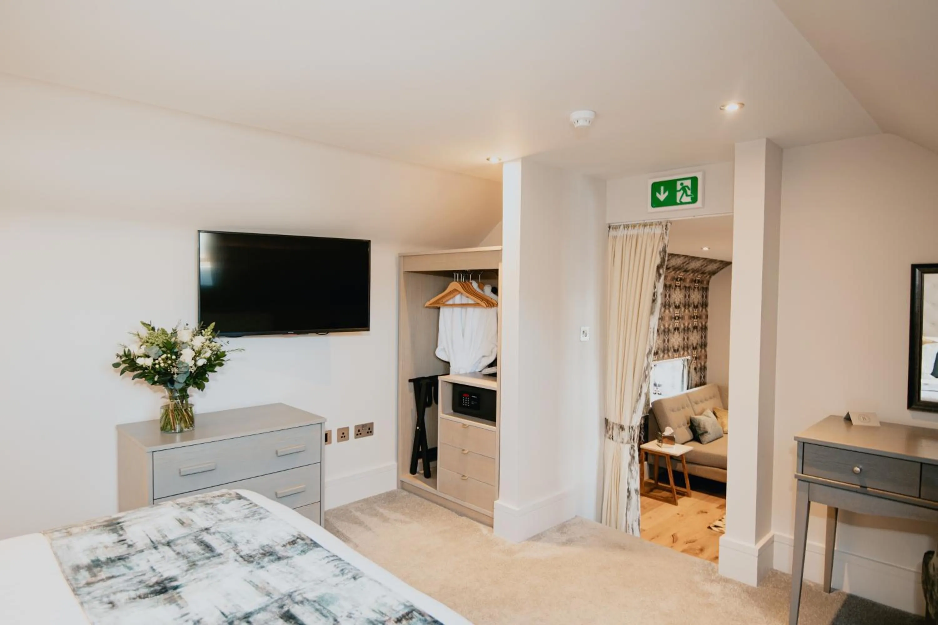 Bedroom, Bed in The Seafield Arms-Cullen