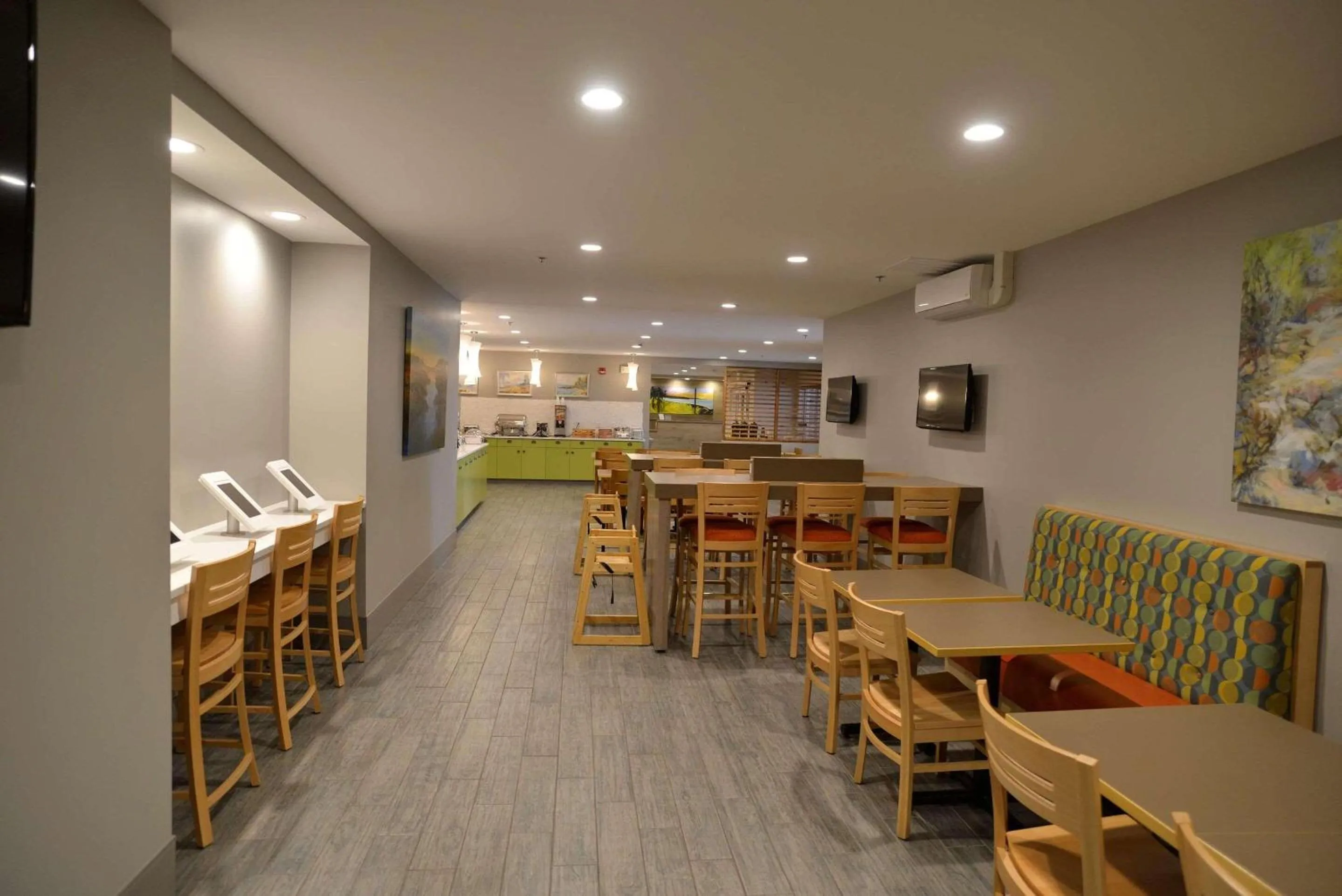 Breakfast in Country Inn & Suites by Radisson, Duluth North, MN