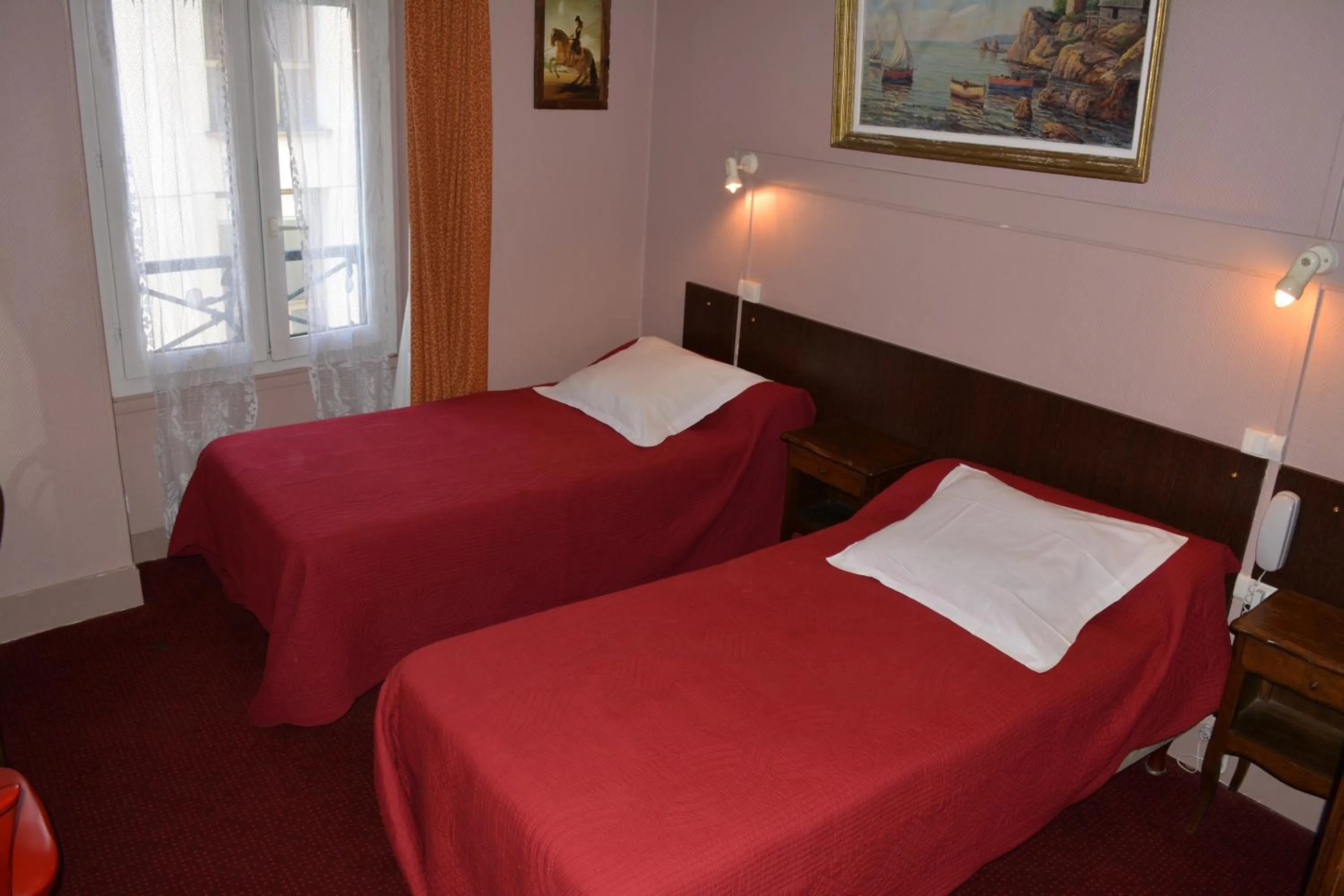 Bed in Hôtel Stanislas sans ascenseur