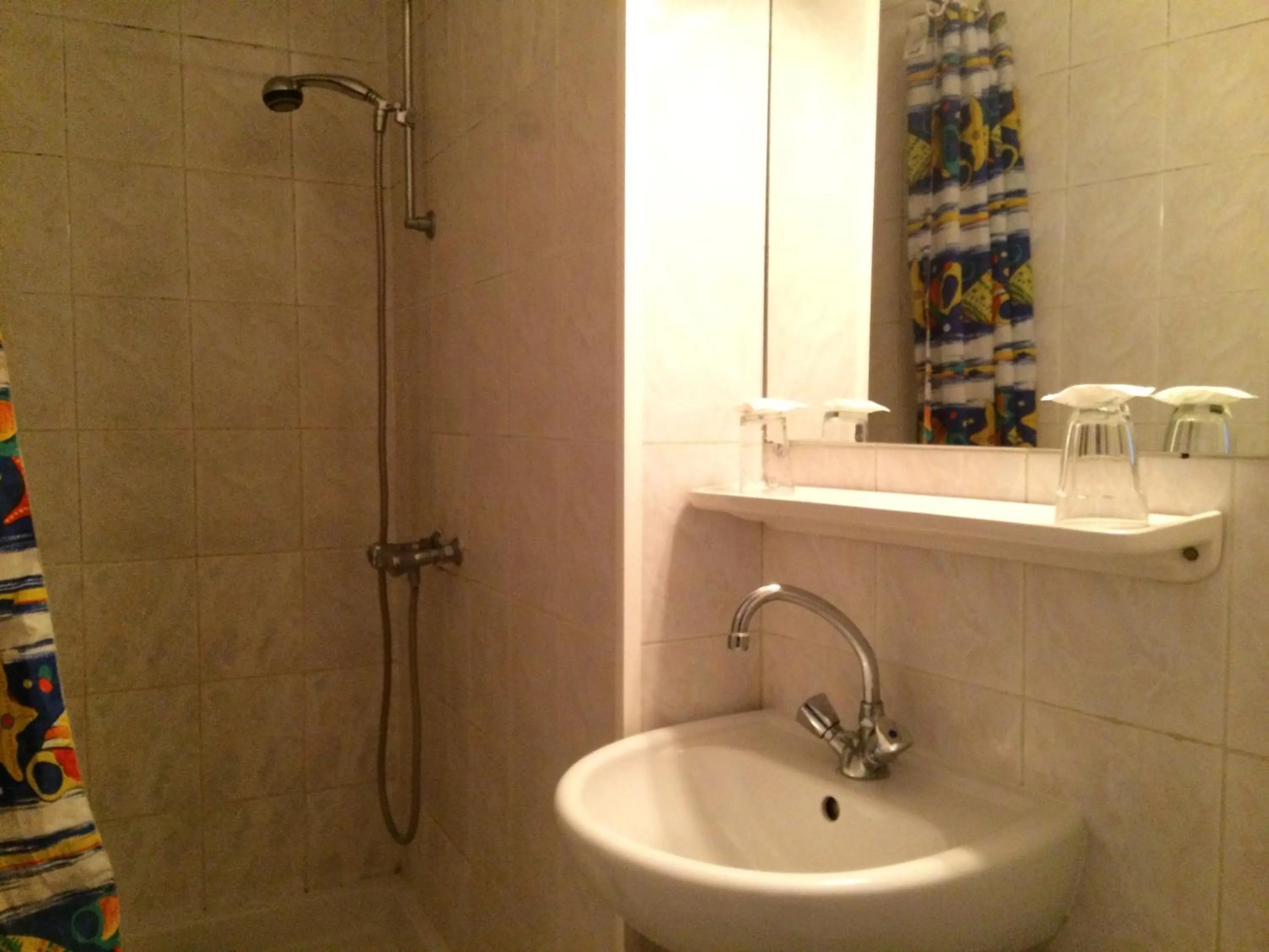 Shower in Hôtel Stanislas sans ascenseur