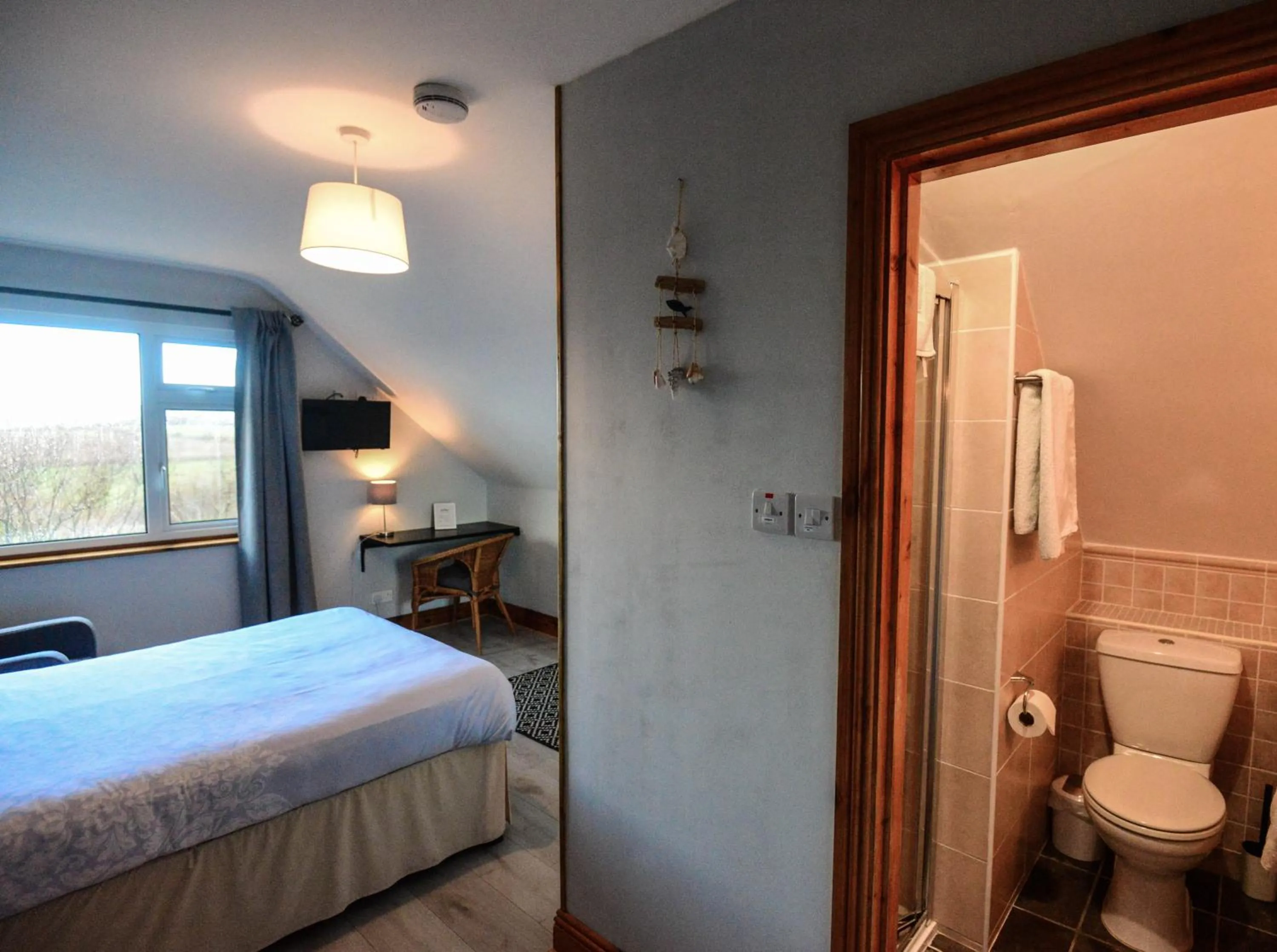 Bathroom, Bed in BlueTit Lodge