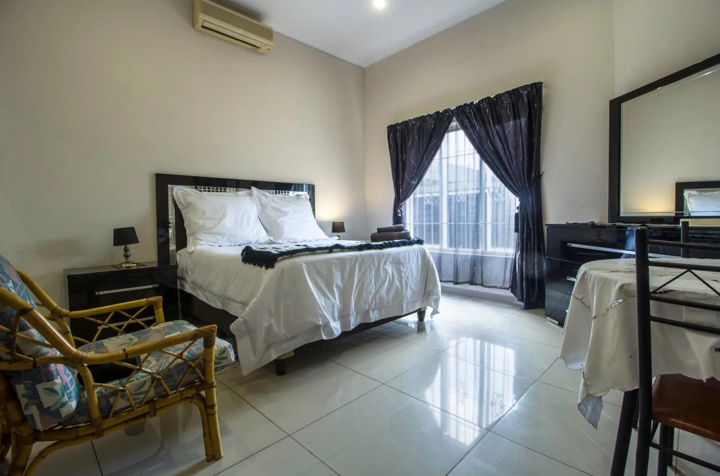 Photo of the whole room, Bed in Charlie's Spot - Norwood