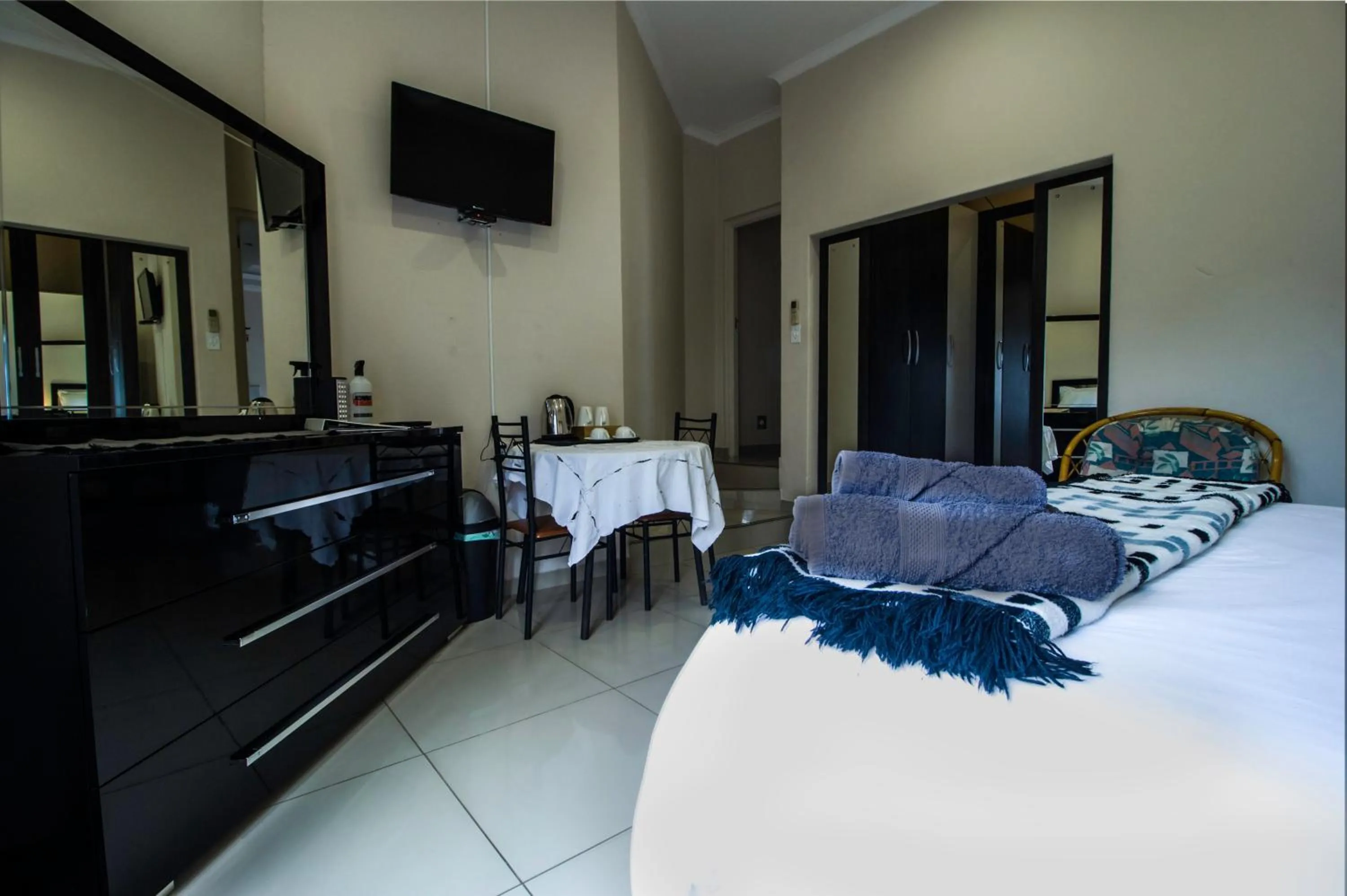 Seating area, Bed in Charlie's Spot - Norwood