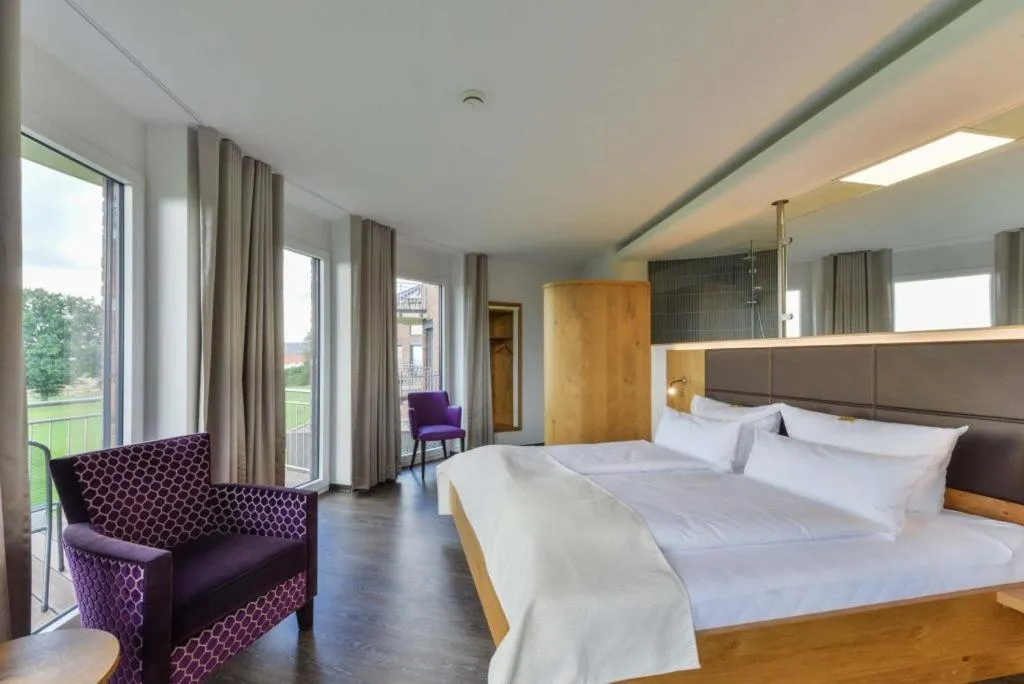 Photo of the whole room, Bed in Hotel & Golfrestaurant Gut Wissmannshof