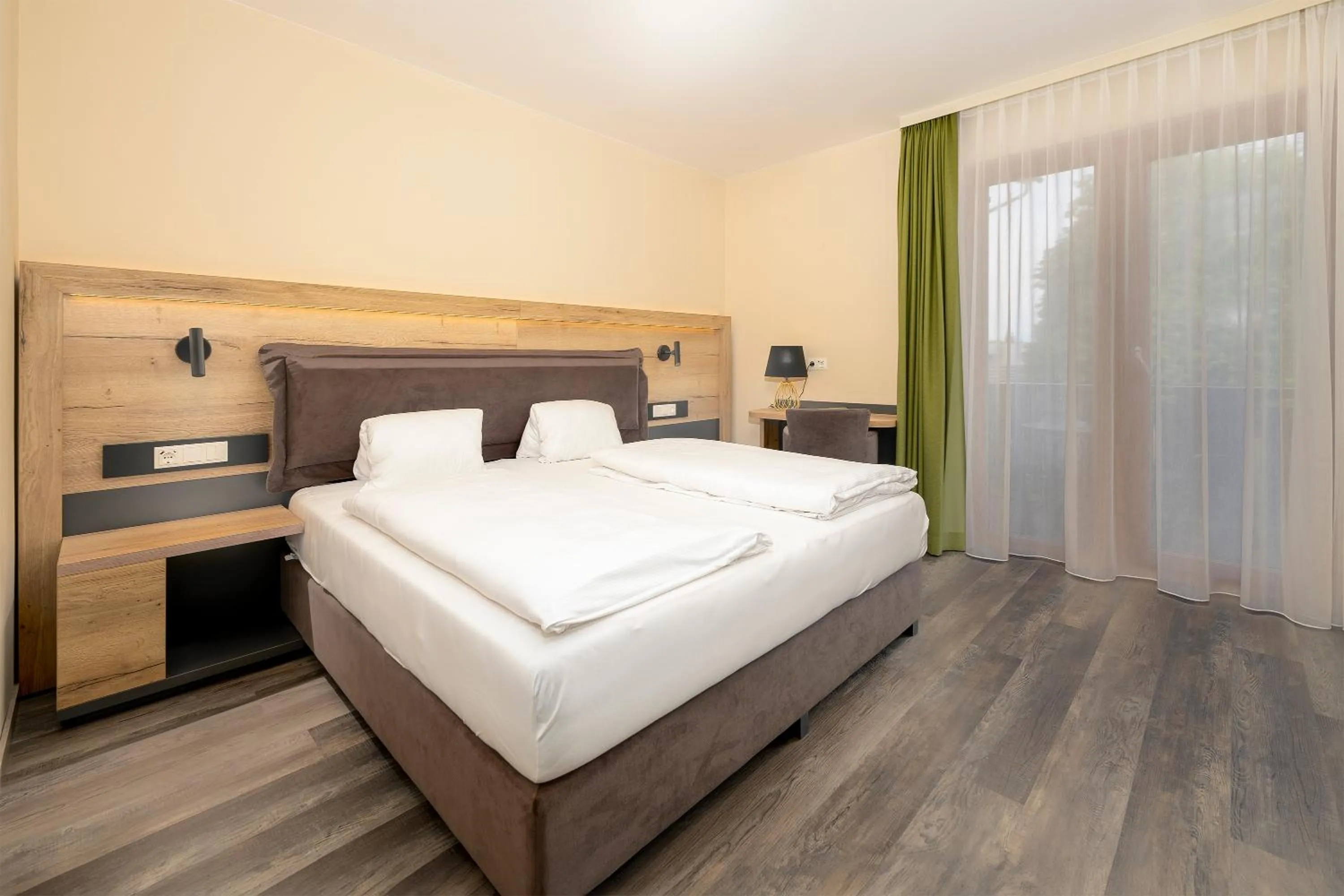 Photo of the whole room, Bed in Finkensteiner Hof