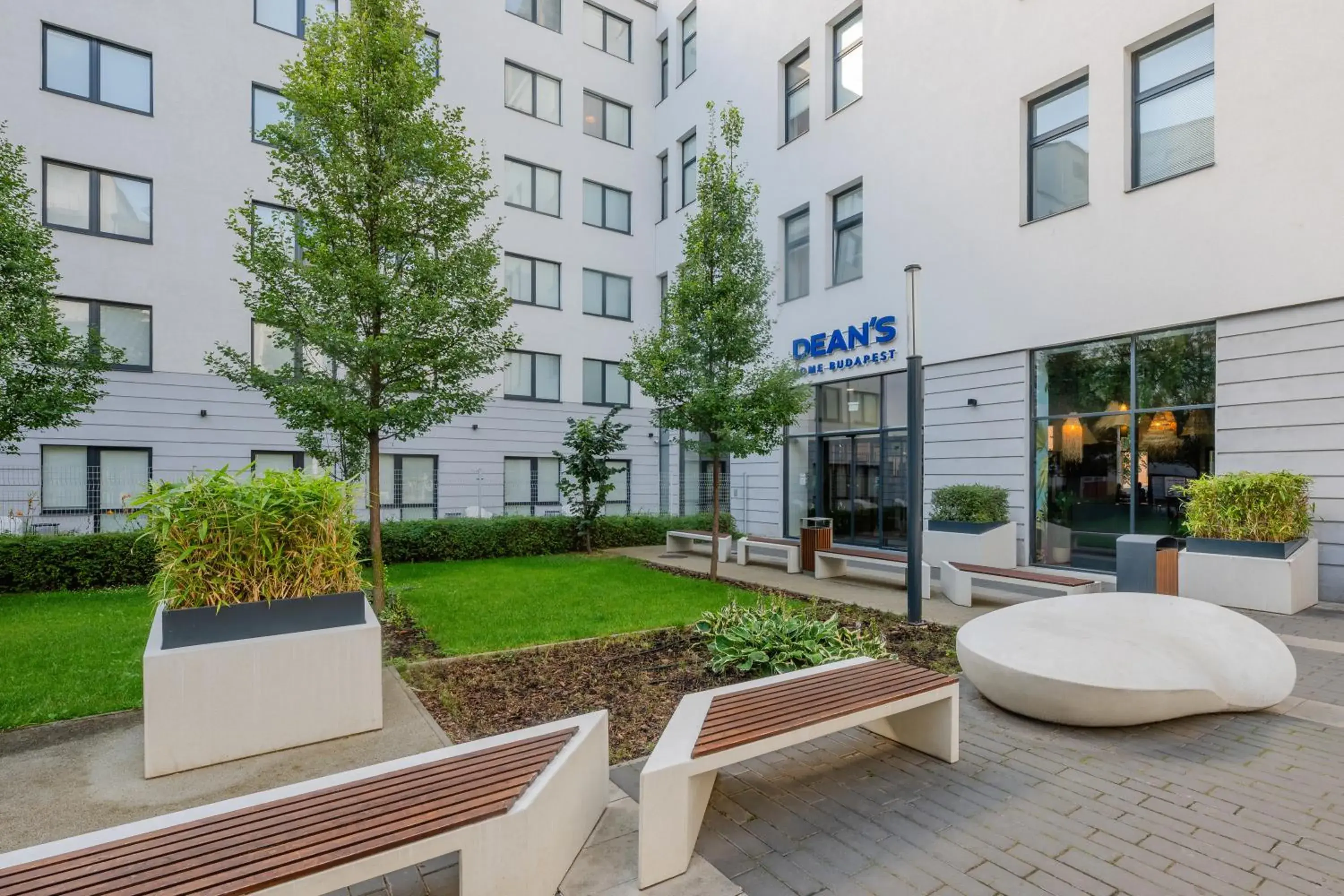 Facade/entrance in Dean's Home Budapest Facade/entrance in Dean's Home Budapest