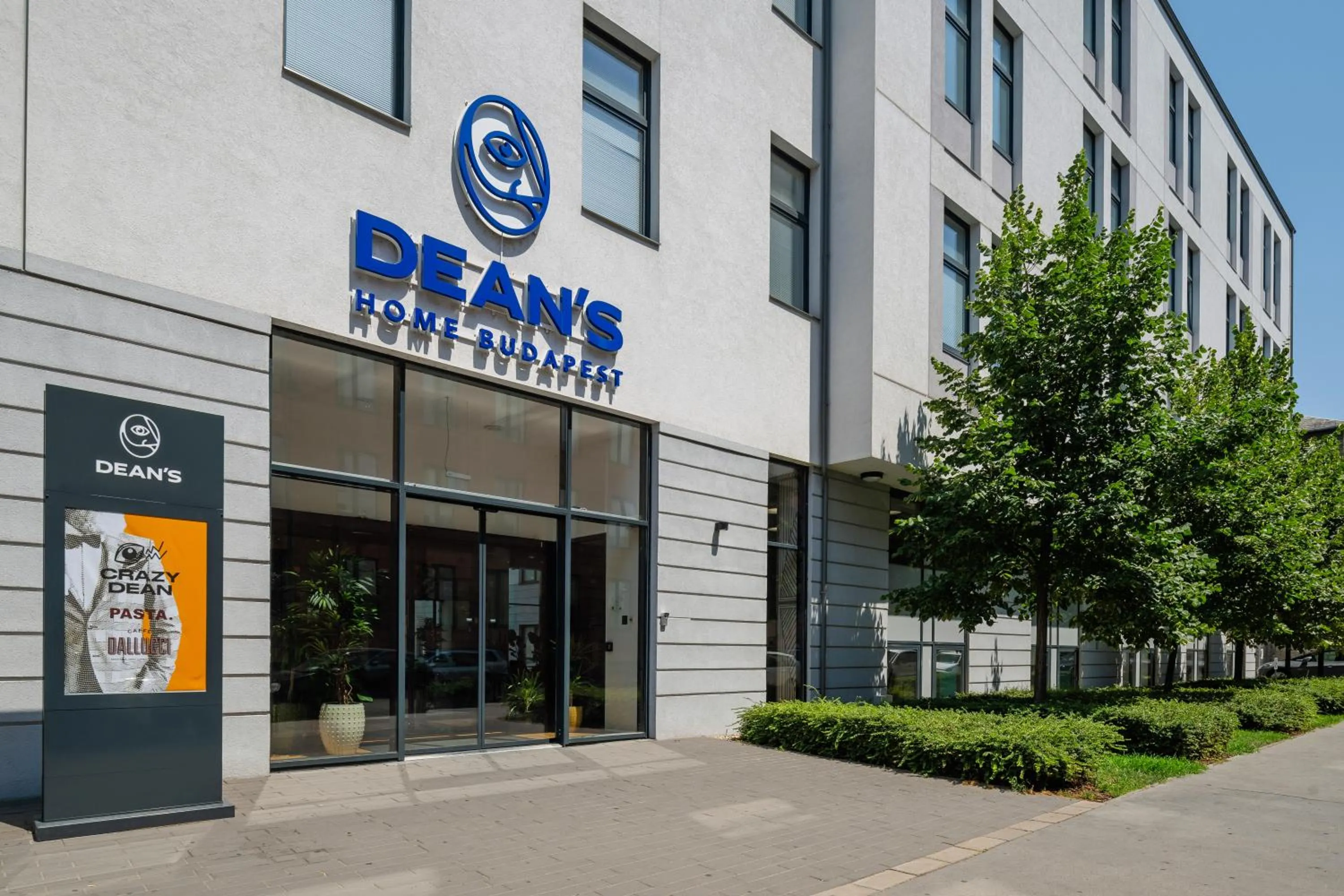 Facade/entrance in Dean's Home Budapest