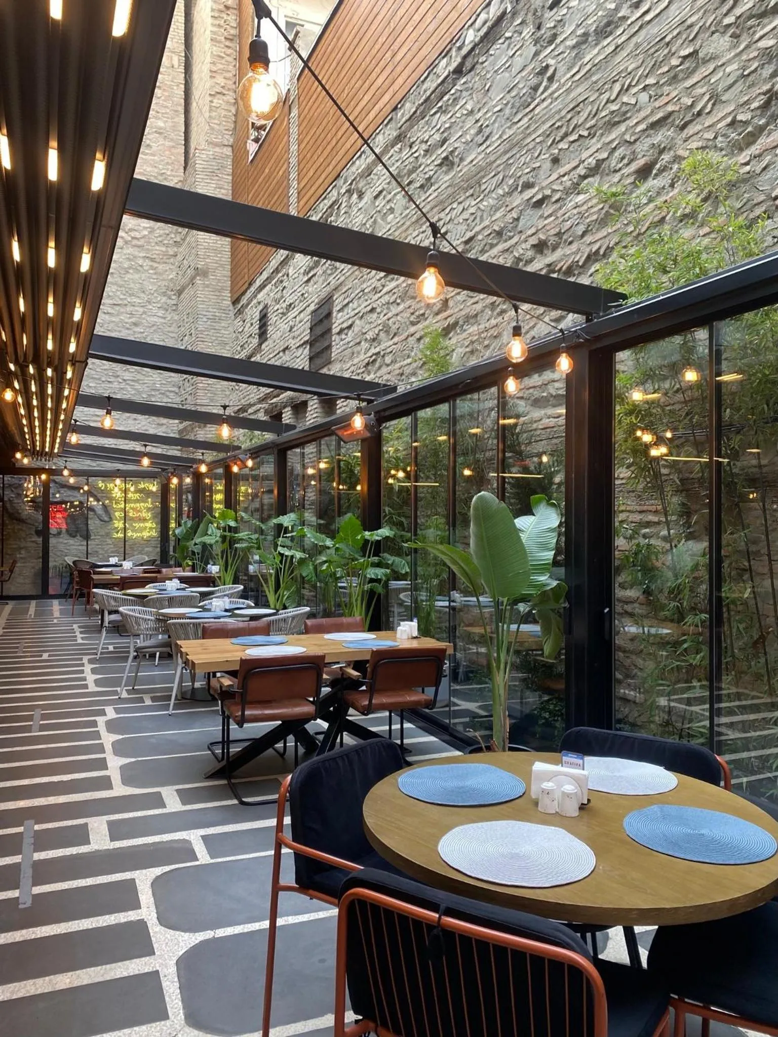 Restaurant/places to eat in Platforma Design Hotel