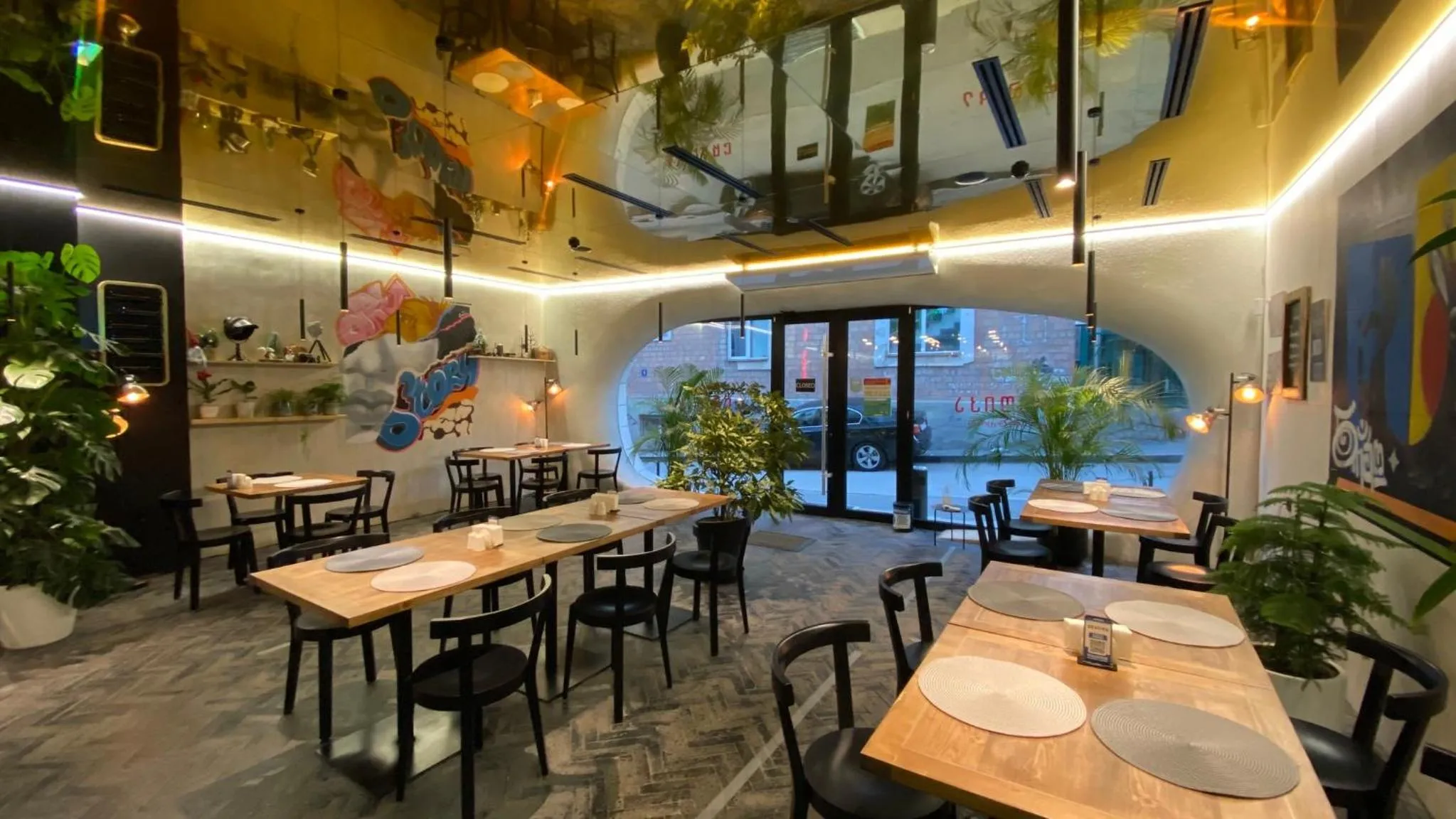 Restaurant/places to eat in Platforma Design Hotel