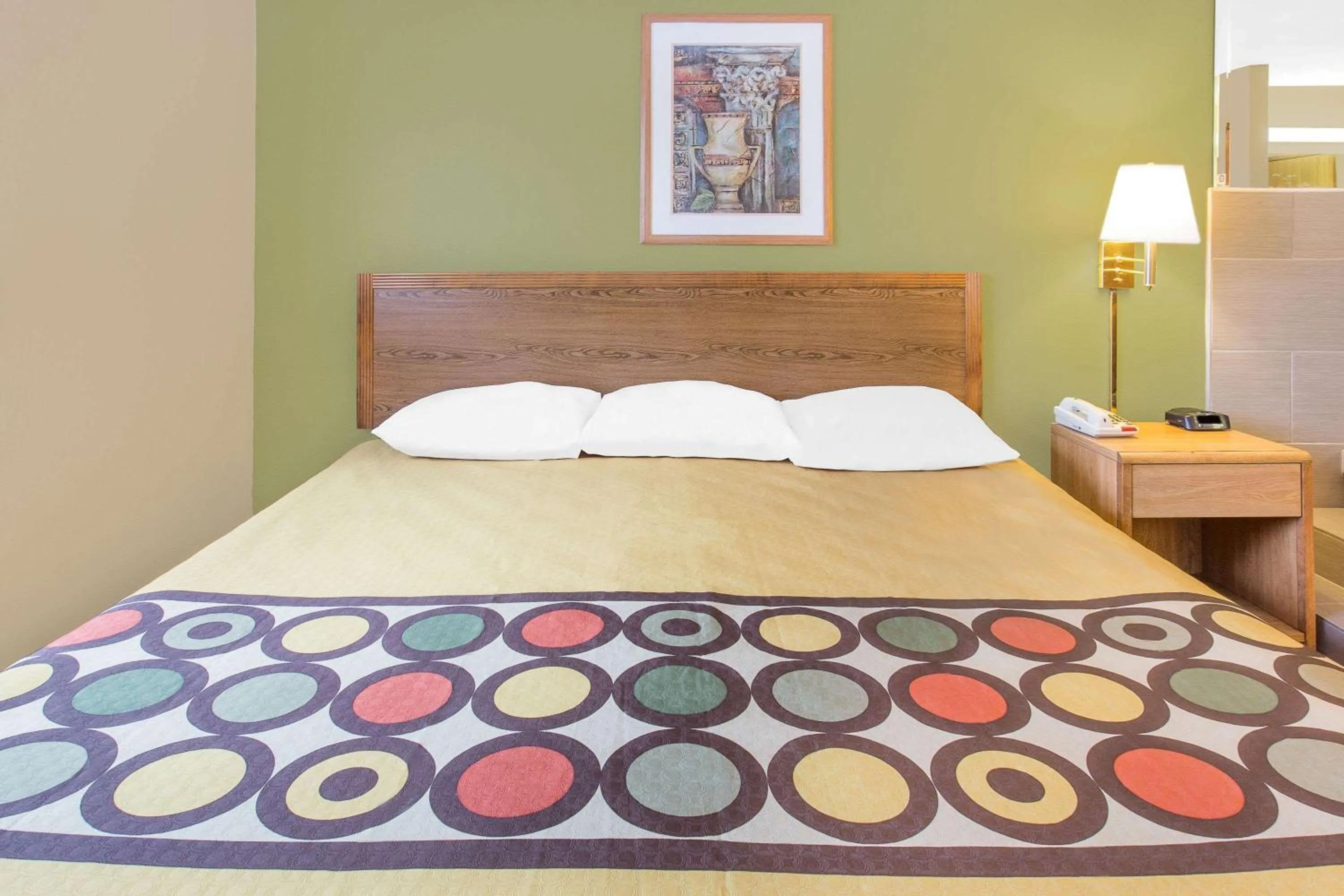 Photo of the whole room, Bed in Super 8 by Wyndham East Moline