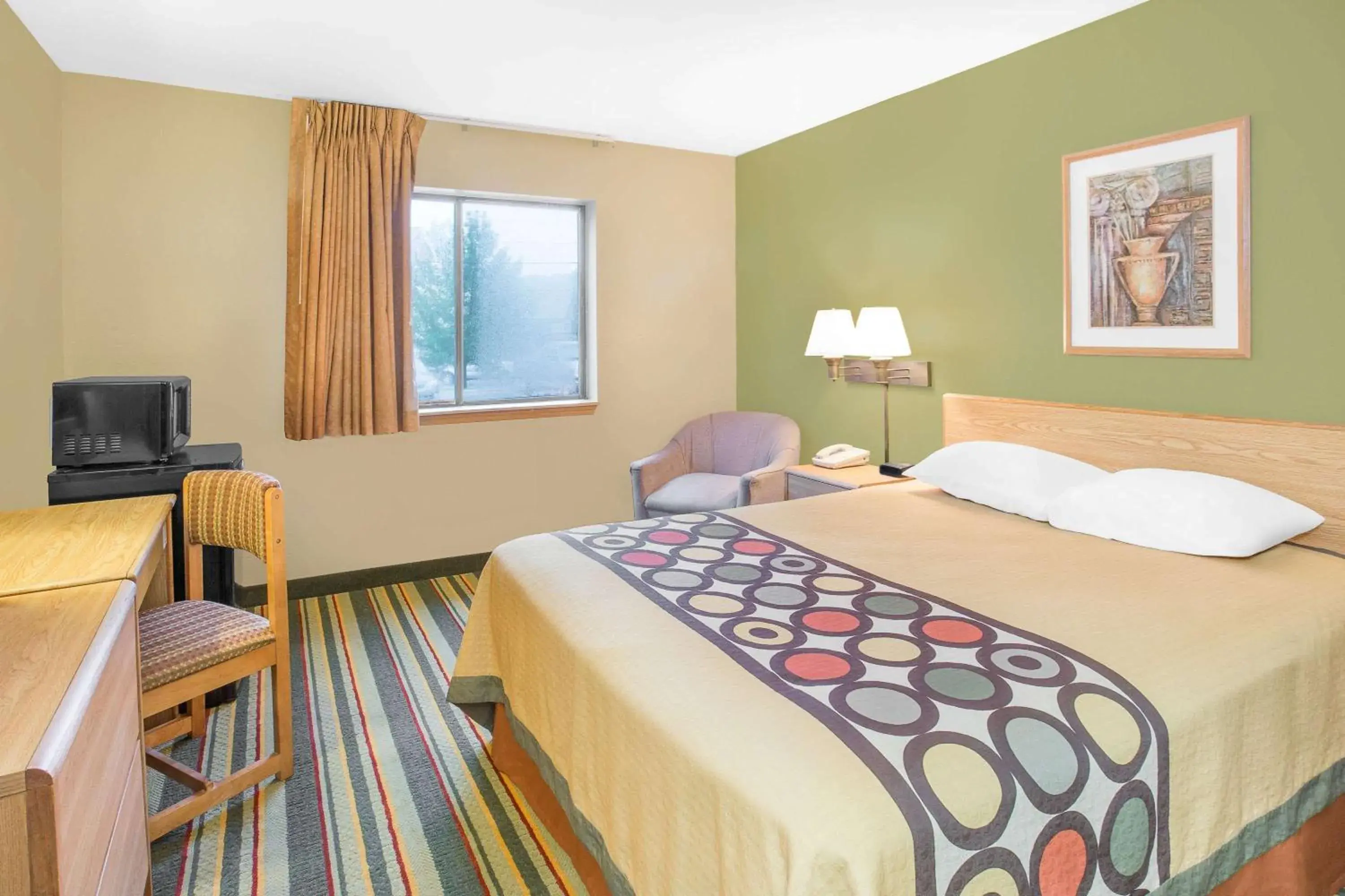 Photo of the whole room, Bed in Super 8 by Wyndham East Moline Photo of the whole room, Bed in Super 8 by Wyndham East Moline