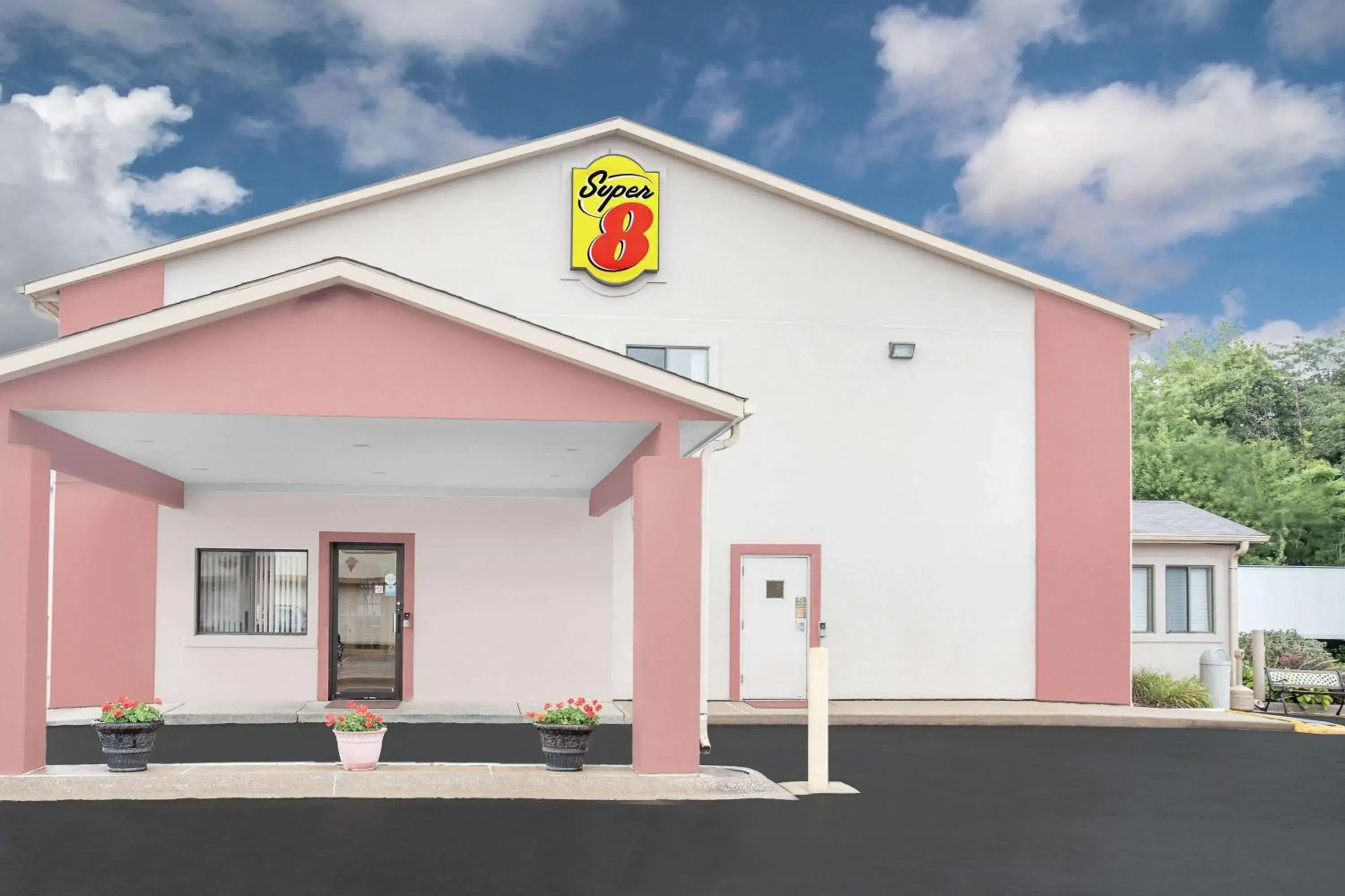 Property building in Super 8 by Wyndham East Moline Property building in Super 8 by Wyndham East Moline