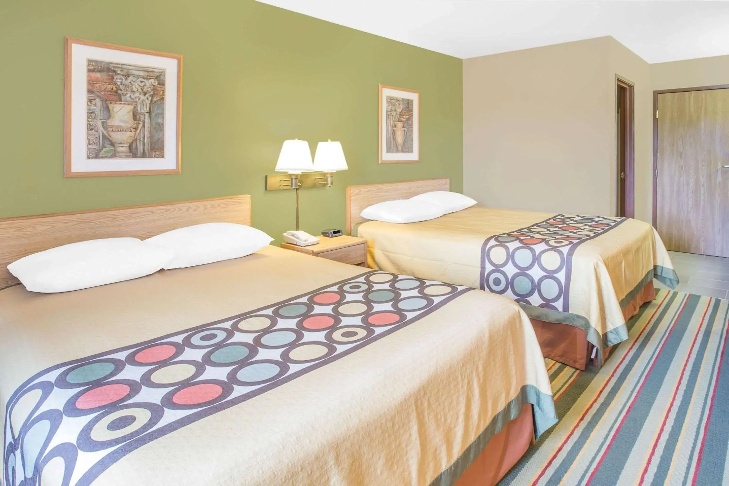 Photo of the whole room, Bed in Super 8 by Wyndham East Moline Photo of the whole room, Bed in Super 8 by Wyndham East Moline