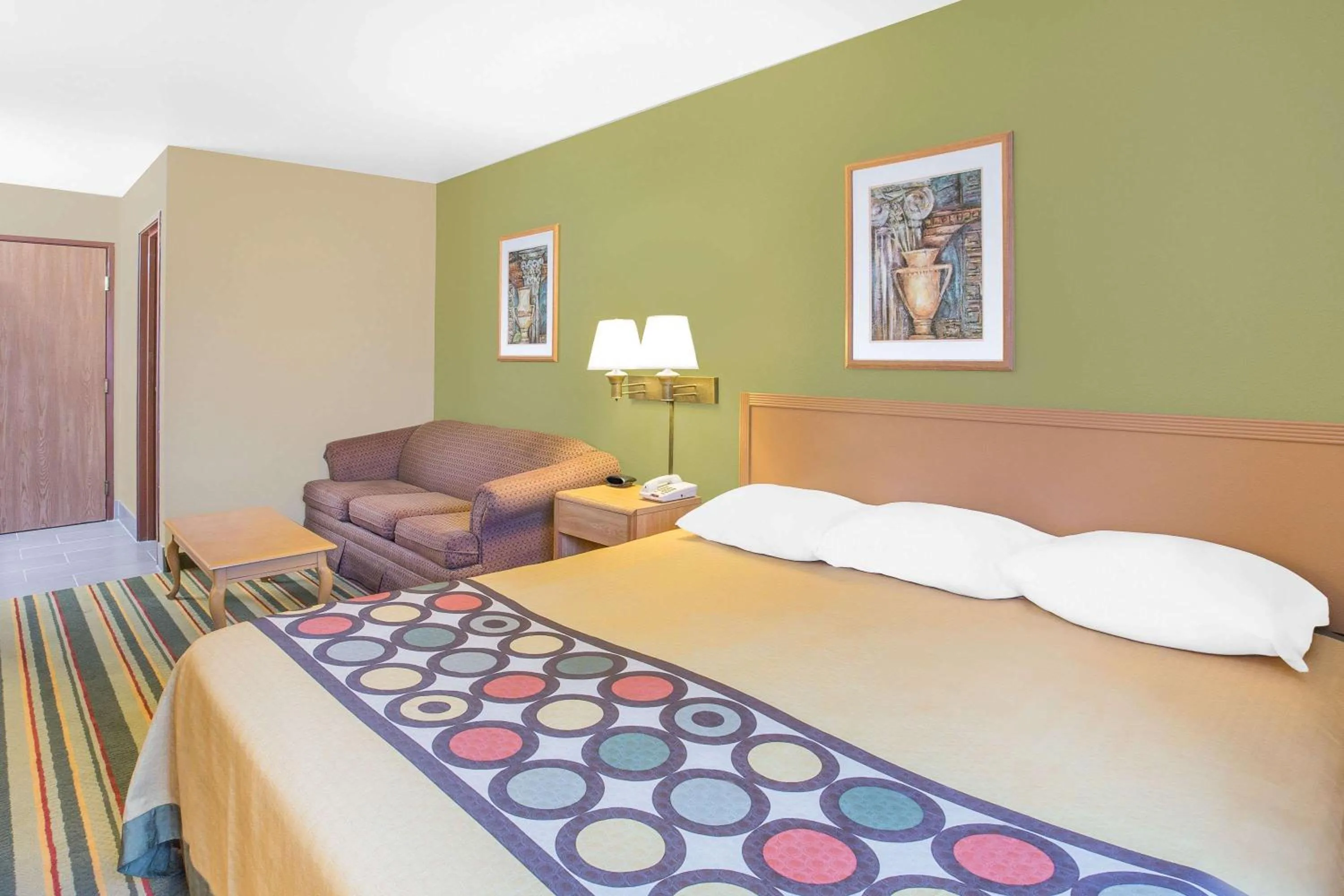 Photo of the whole room, Bed in Super 8 by Wyndham East Moline