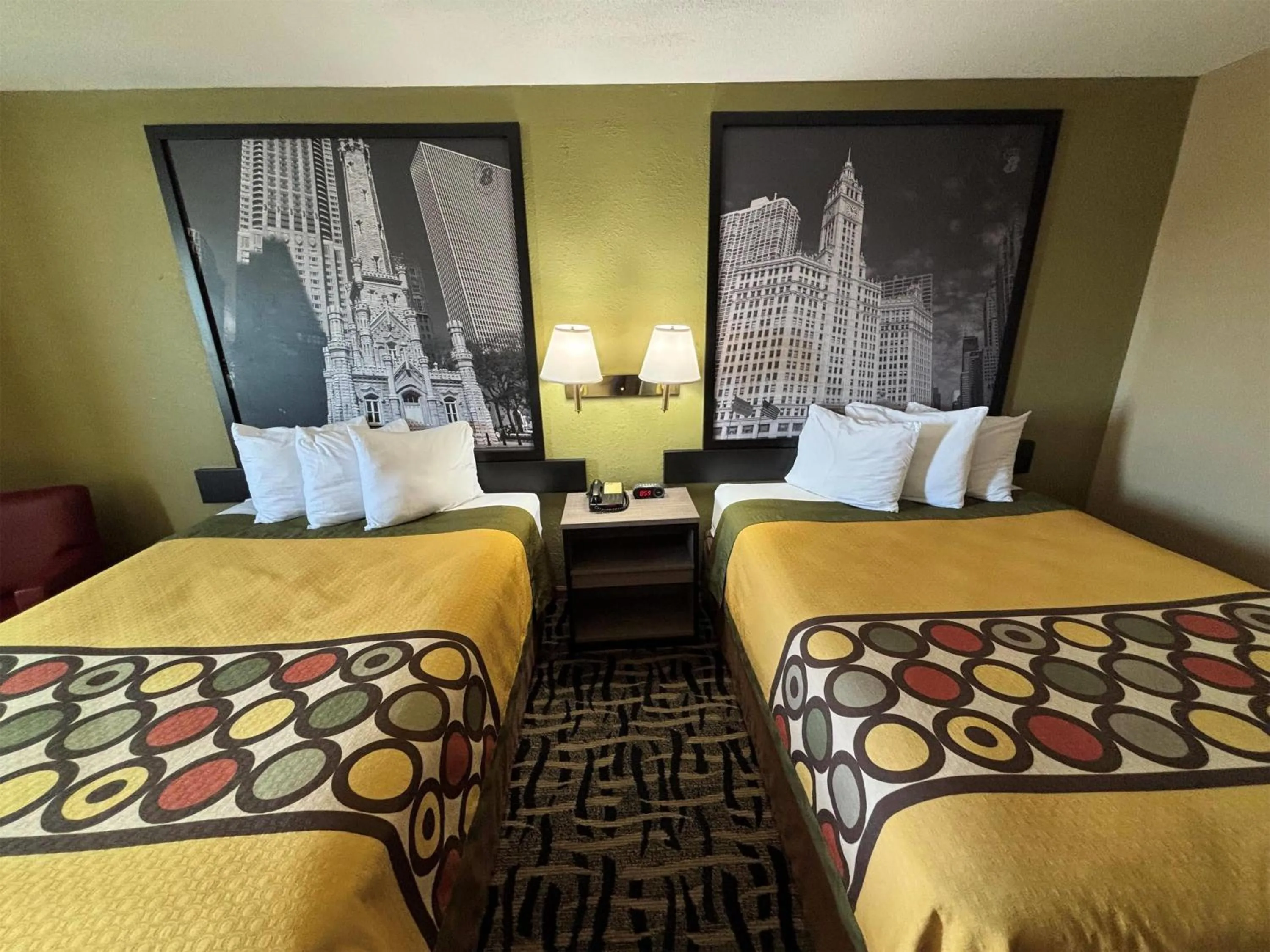 Photo of the whole room, Bed in Super 8 by Wyndham McLean/Bloomington SW