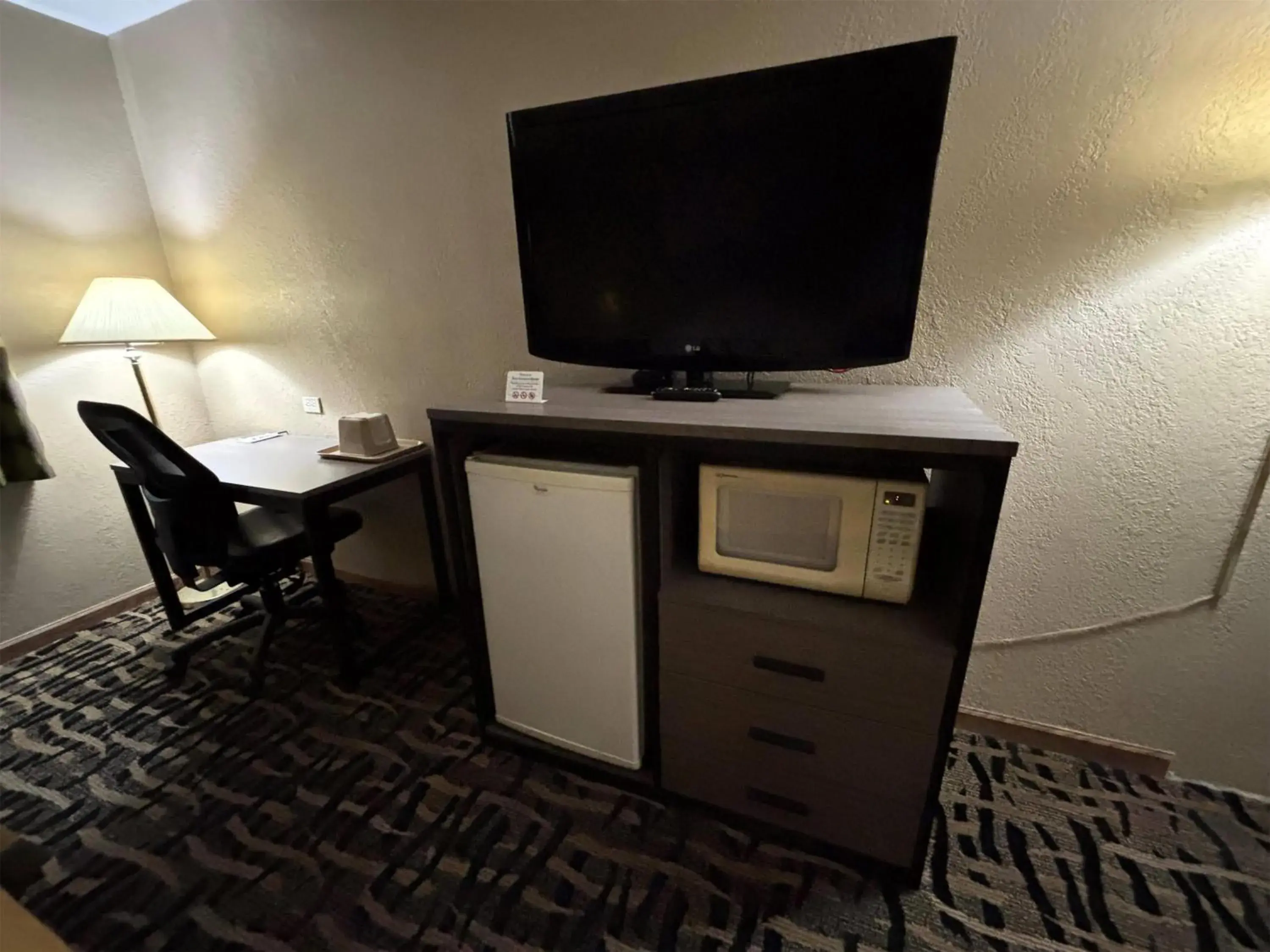 Photo of the whole room in Super 8 by Wyndham McLean/Bloomington SW Photo of the whole room in Super 8 by Wyndham McLean/Bloomington SW