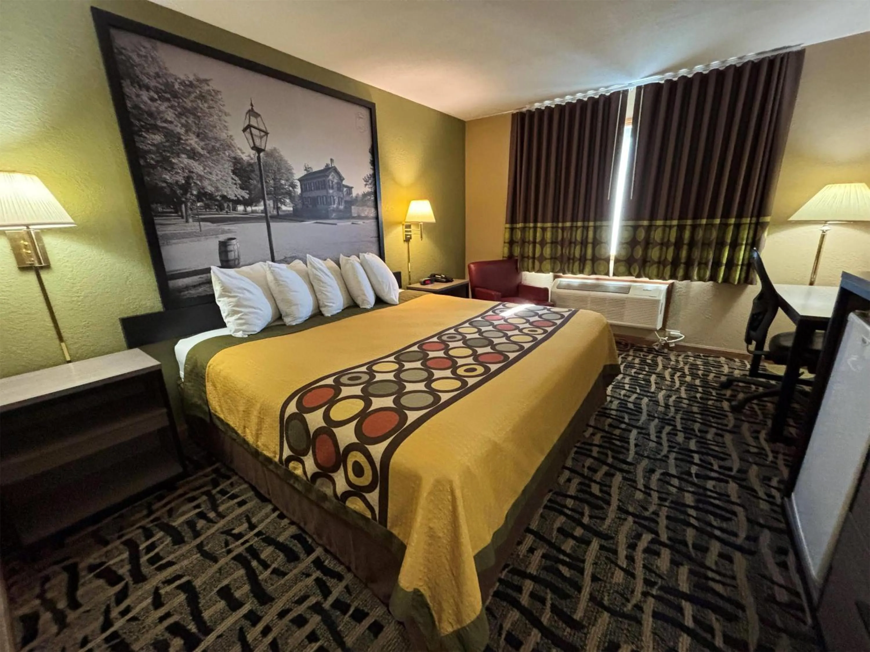 Photo of the whole room, Bed in Super 8 by Wyndham McLean/Bloomington SW