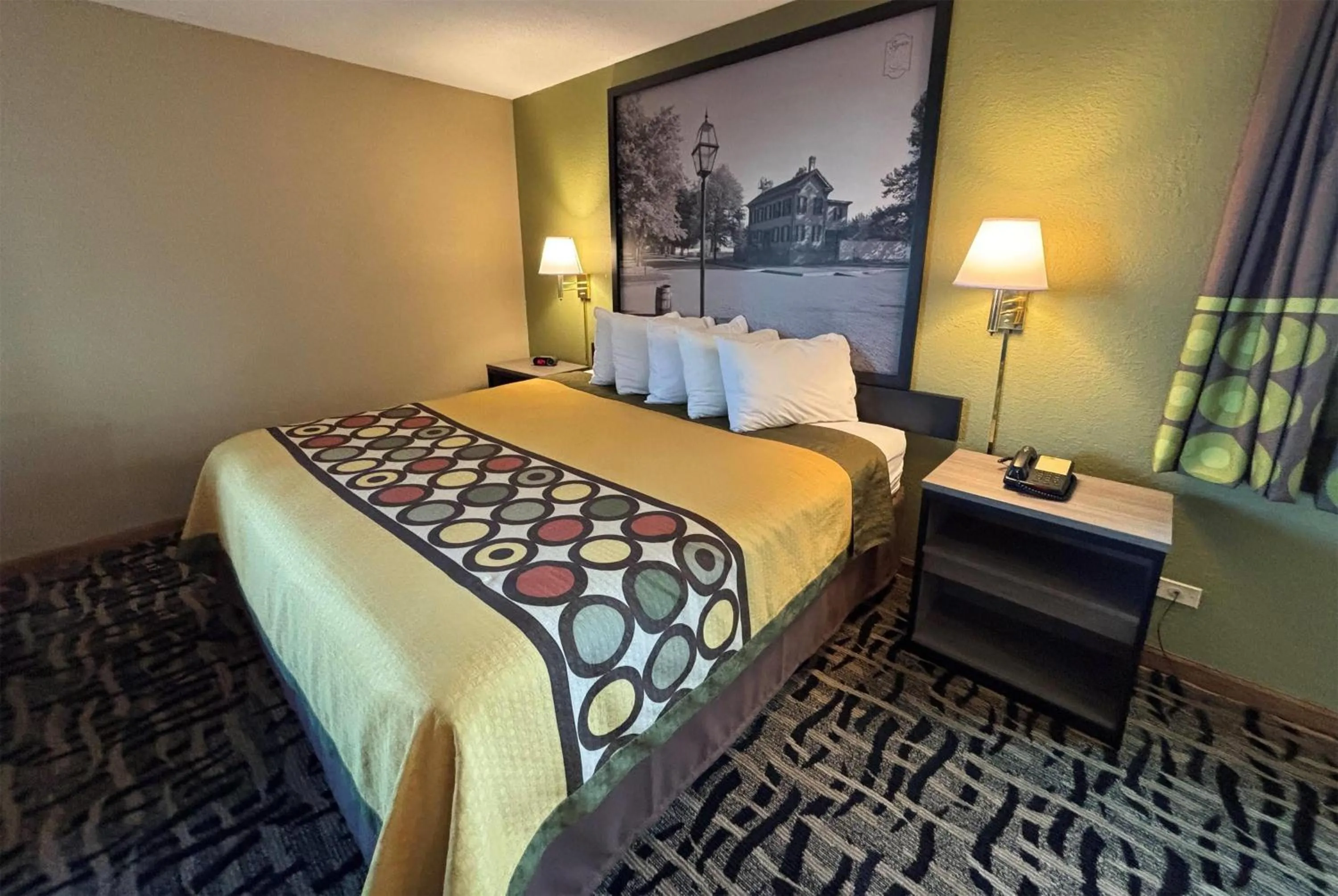 Photo of the whole room, Bed in Super 8 by Wyndham McLean/Bloomington SW