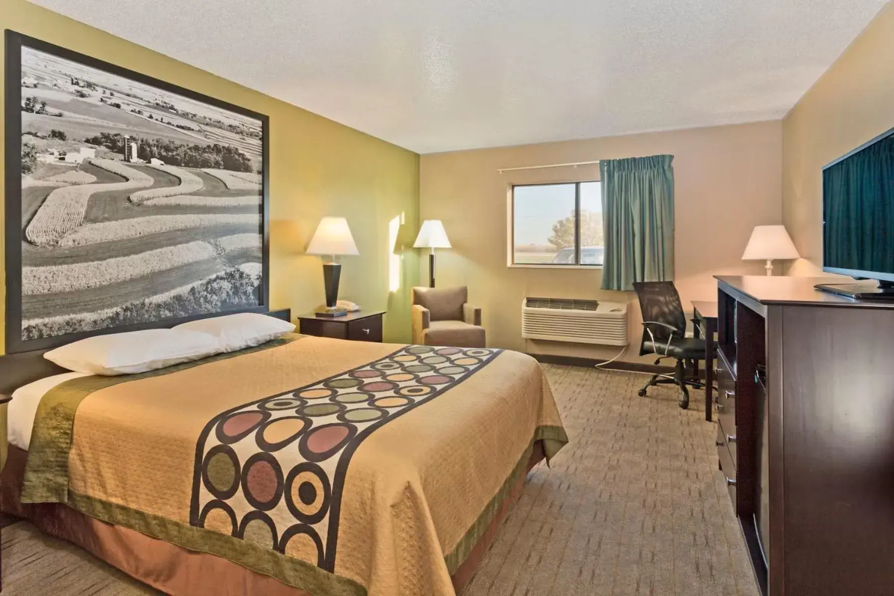 Bed in Super 8 by Wyndham Rochelle Bed in Super 8 by Wyndham Rochelle