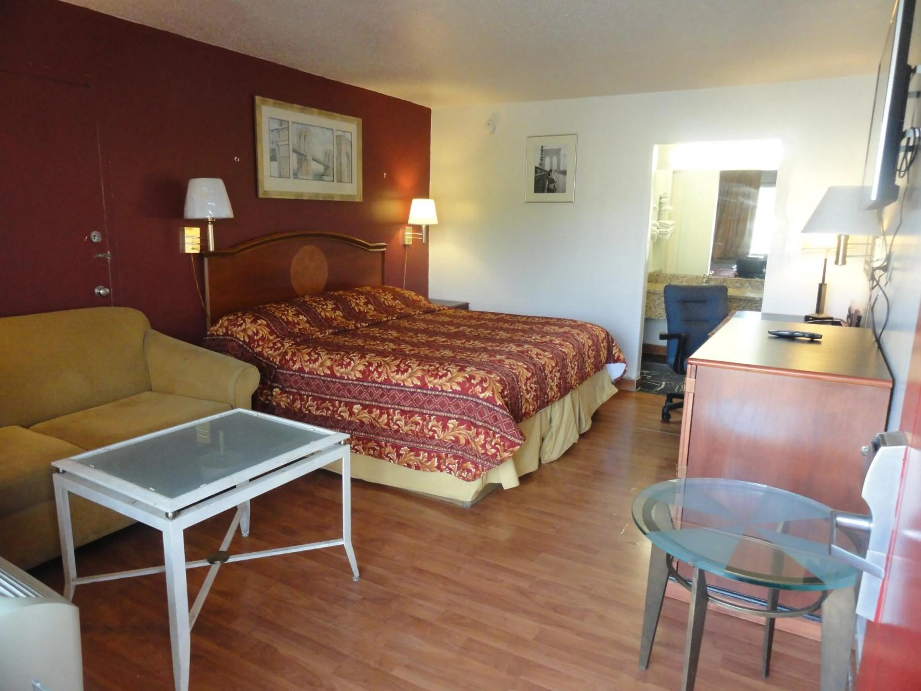 Photo of the whole room, Bed in Grand Rapids Inn